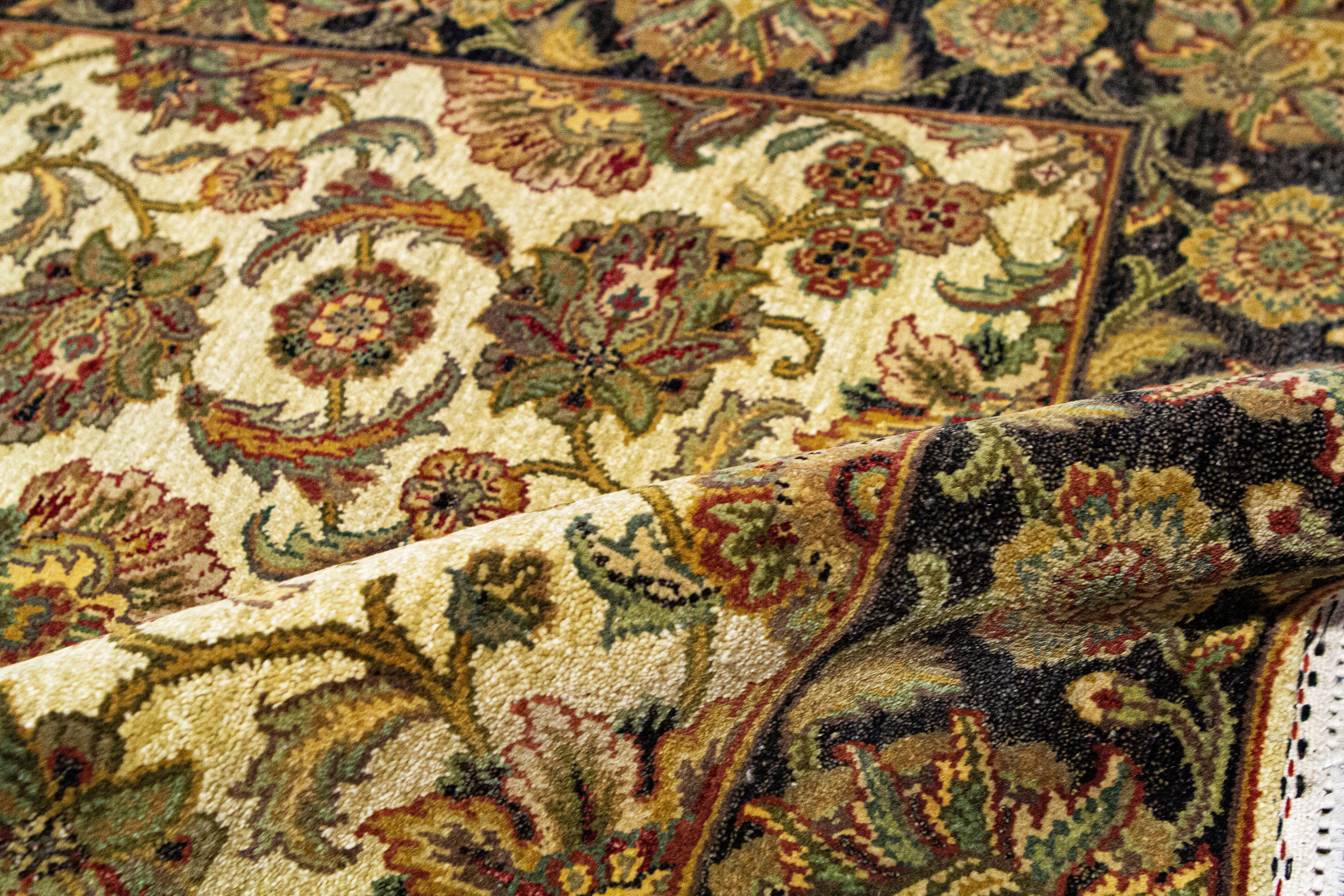Alfombra tradicional tejida a mano en lana de lujo Oro / Negro en Nuevo estado para la venta en Secaucus, NJ