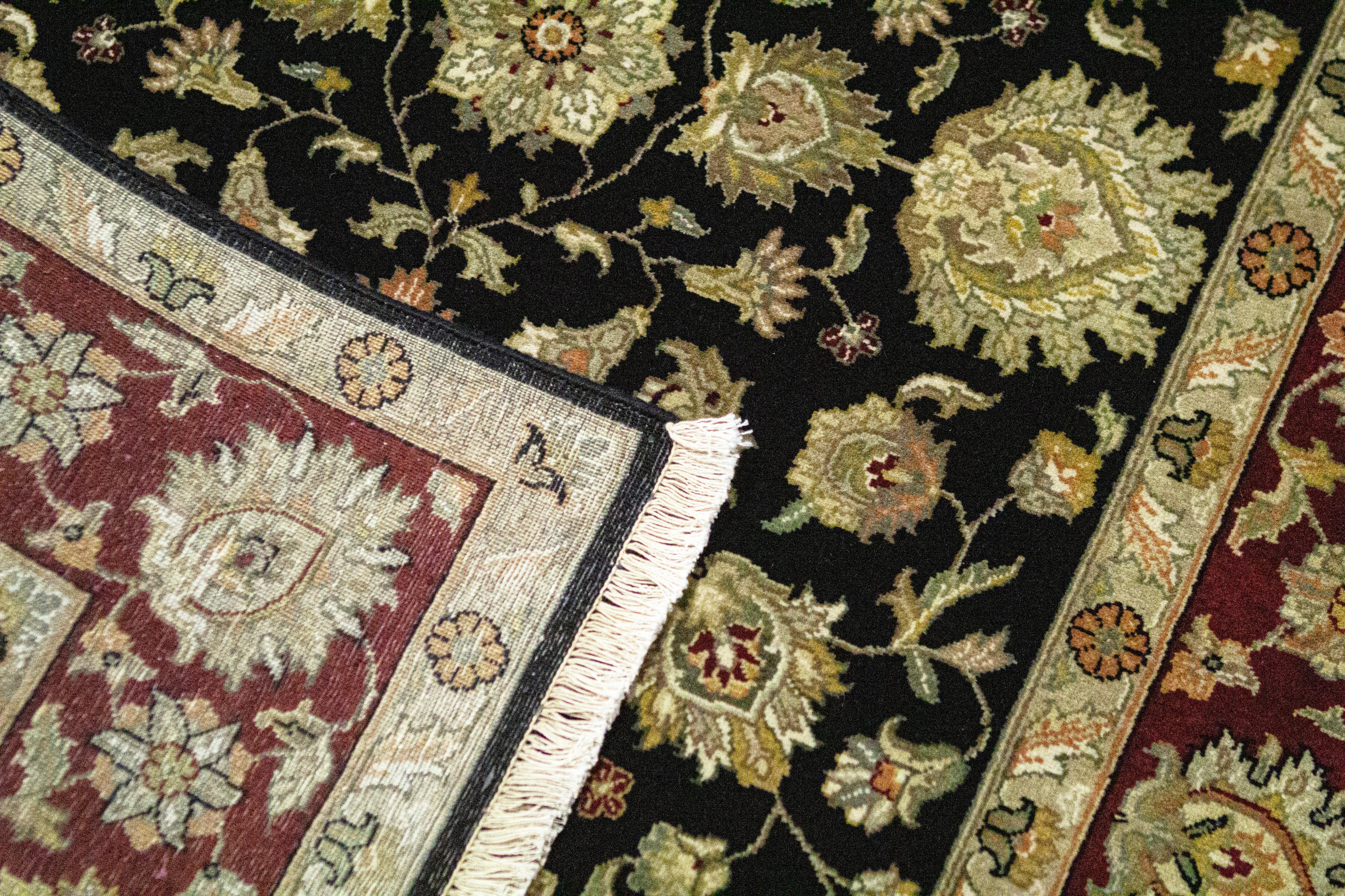 Antike Teppiche, die in Indien gewebt wurden, können auf eine lange Geschichte zurückblicken und gehören zu den faszinierendsten aller orientalischen Teppiche. Die Inspiration für diese Kollektion stammt von authentischen orientalischen Designs, die