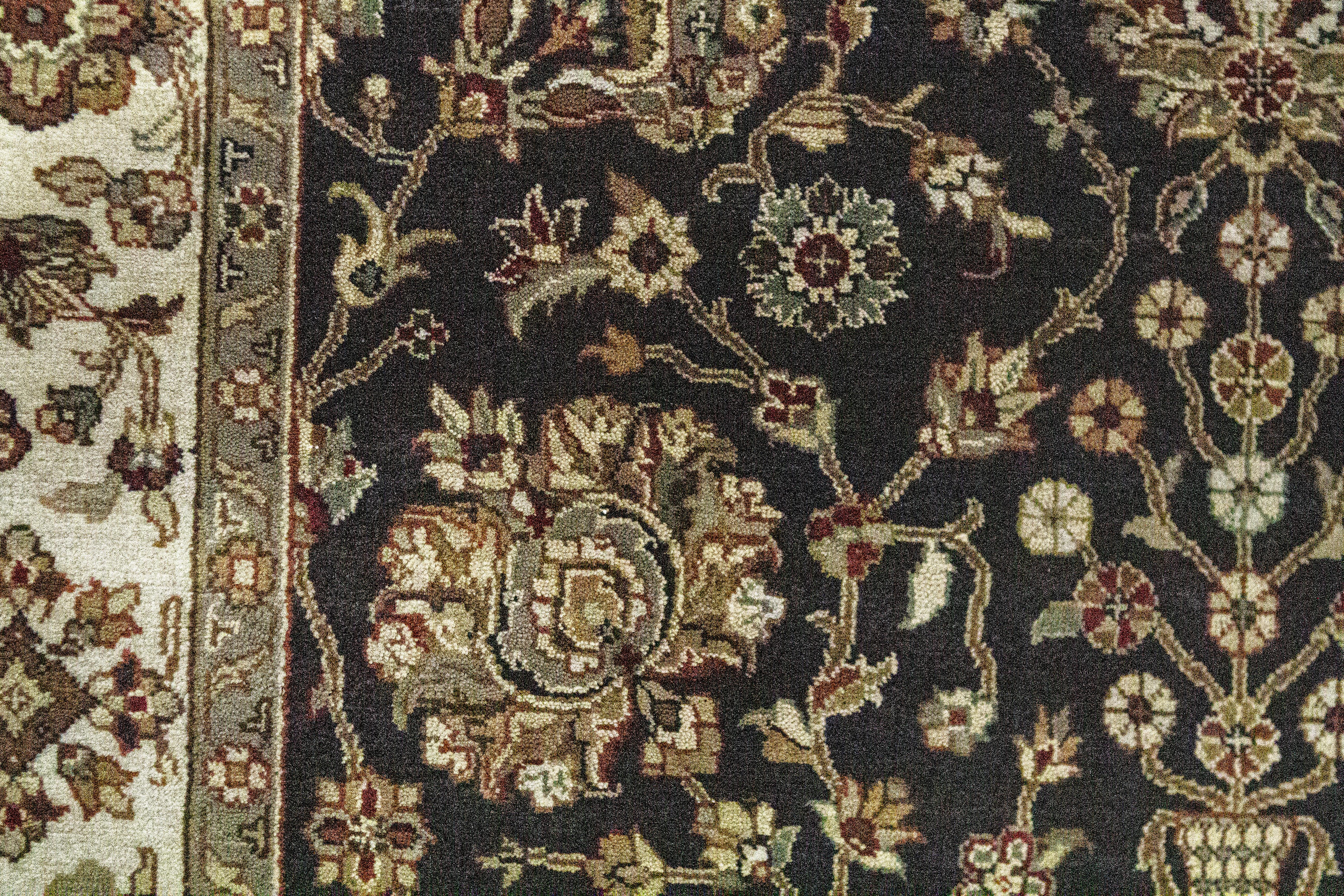 Forts d'une longue histoire, les tapis et moquettes anciens tissés en Inde sont parmi les plus fascinants de tous les tapis d'Orient. L'inspiration de cette collection provient d'authentiques motifs orientaux, tissés à la main dans le style