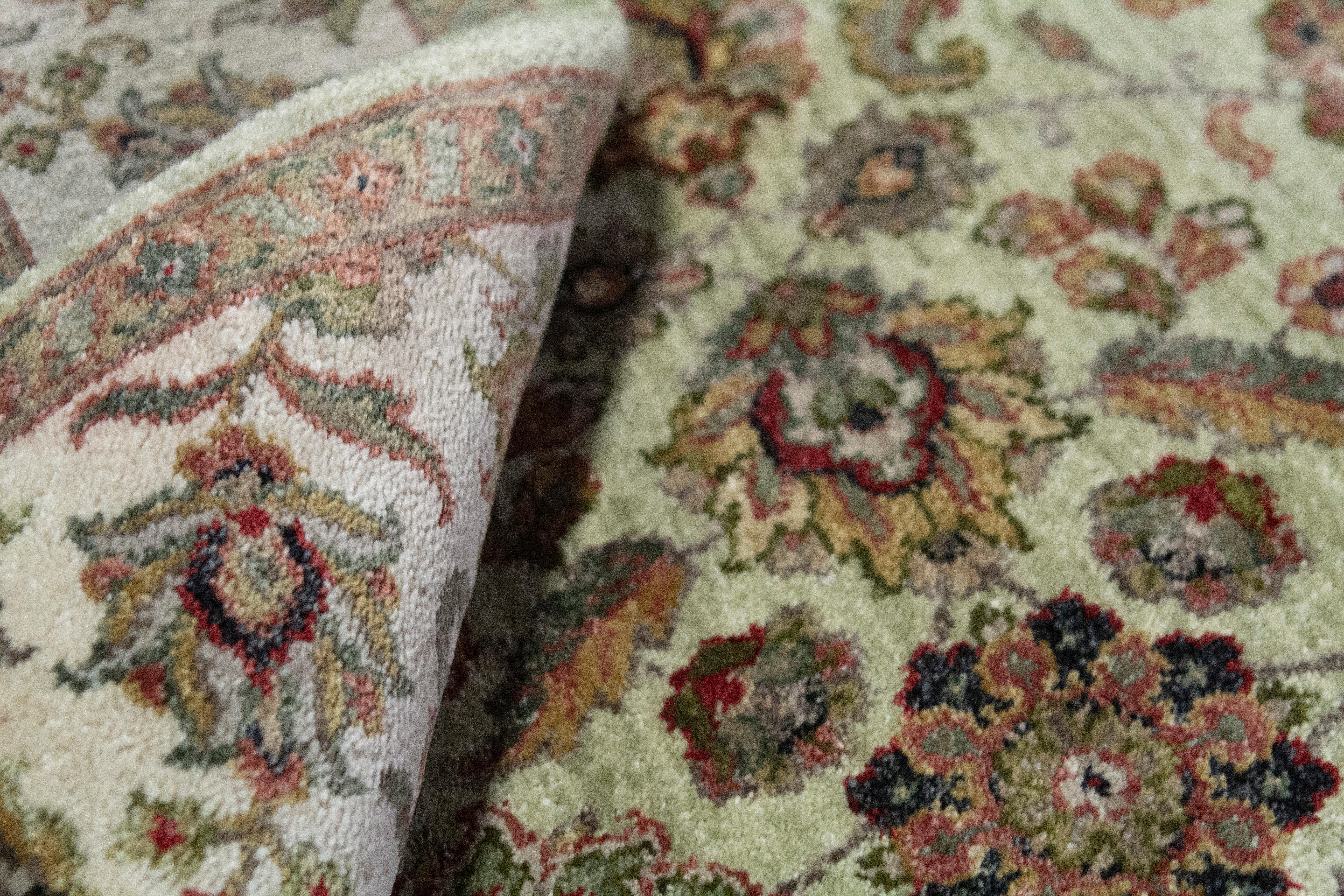 Eine Einführung in die meisterhafte Teppichweberei aus Indien. Diese Designs sind eine Wiederbelebung von Agra-Mustern aus der orientalischen Mogulzeit. Was diese handgewebten Agra-Muster auszeichnet, sind die großen floralen Palmetten. Die neue