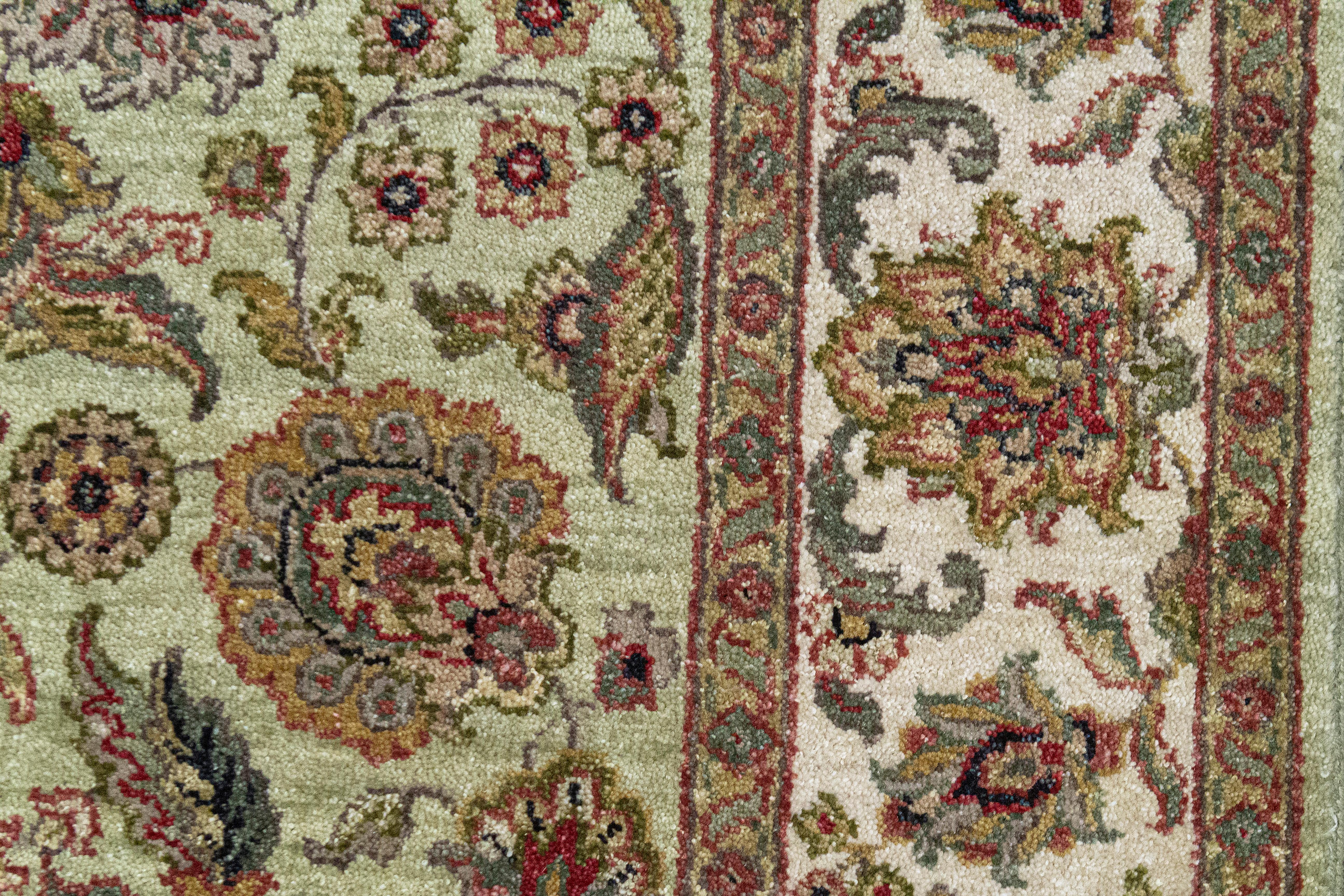 Hand-Woven Traditional Handwoven Luxury Agra Wool Area Rug 4'x5'10