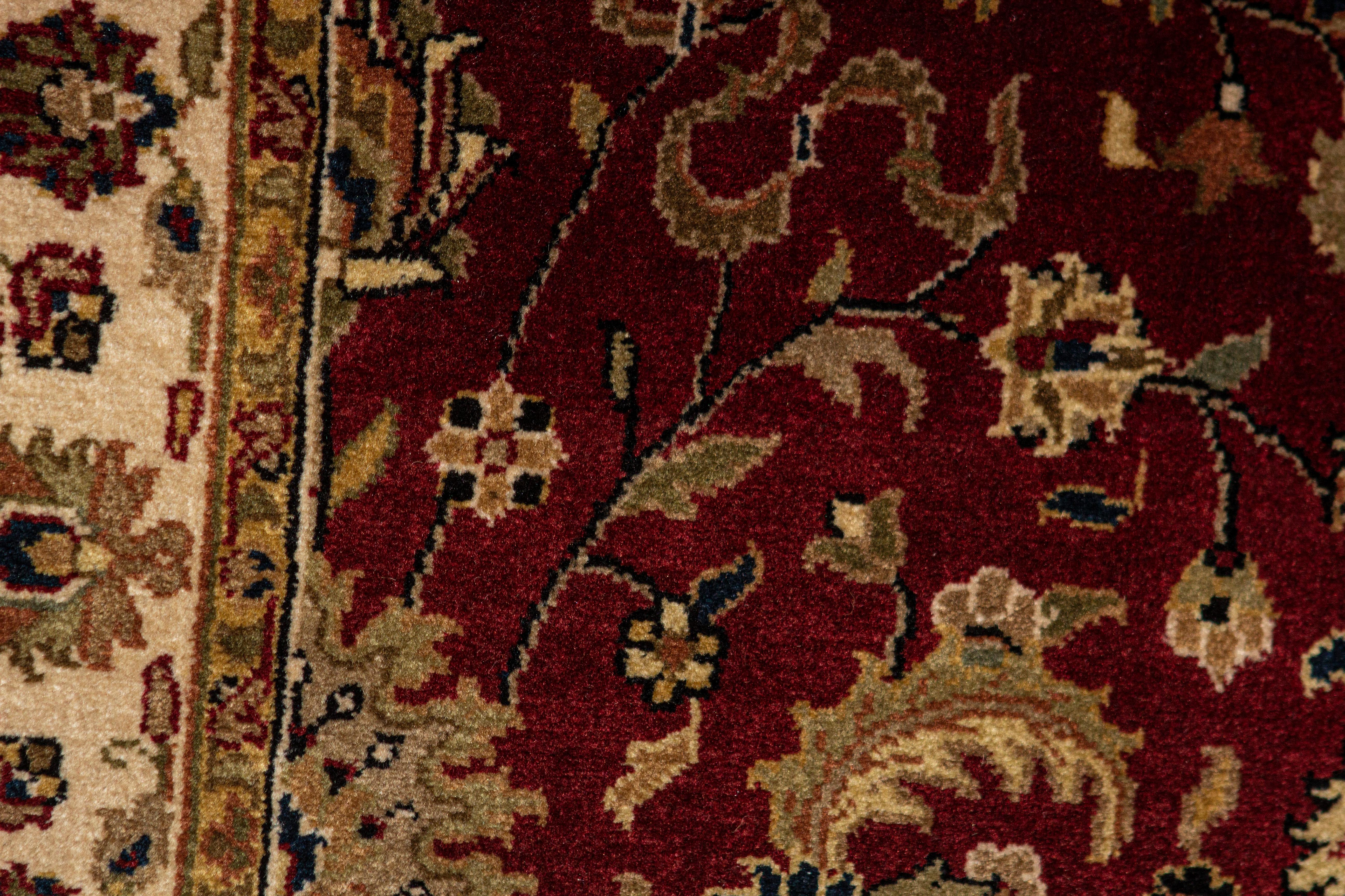 Forts d'une longue histoire, les tapis et moquettes anciens tissés en Inde sont parmi les plus fascinants de tous les tapis d'Orient. Inspiré par des designs traditionnels, le style et les motifs de ce tapis tissé à la main ont été astucieusement