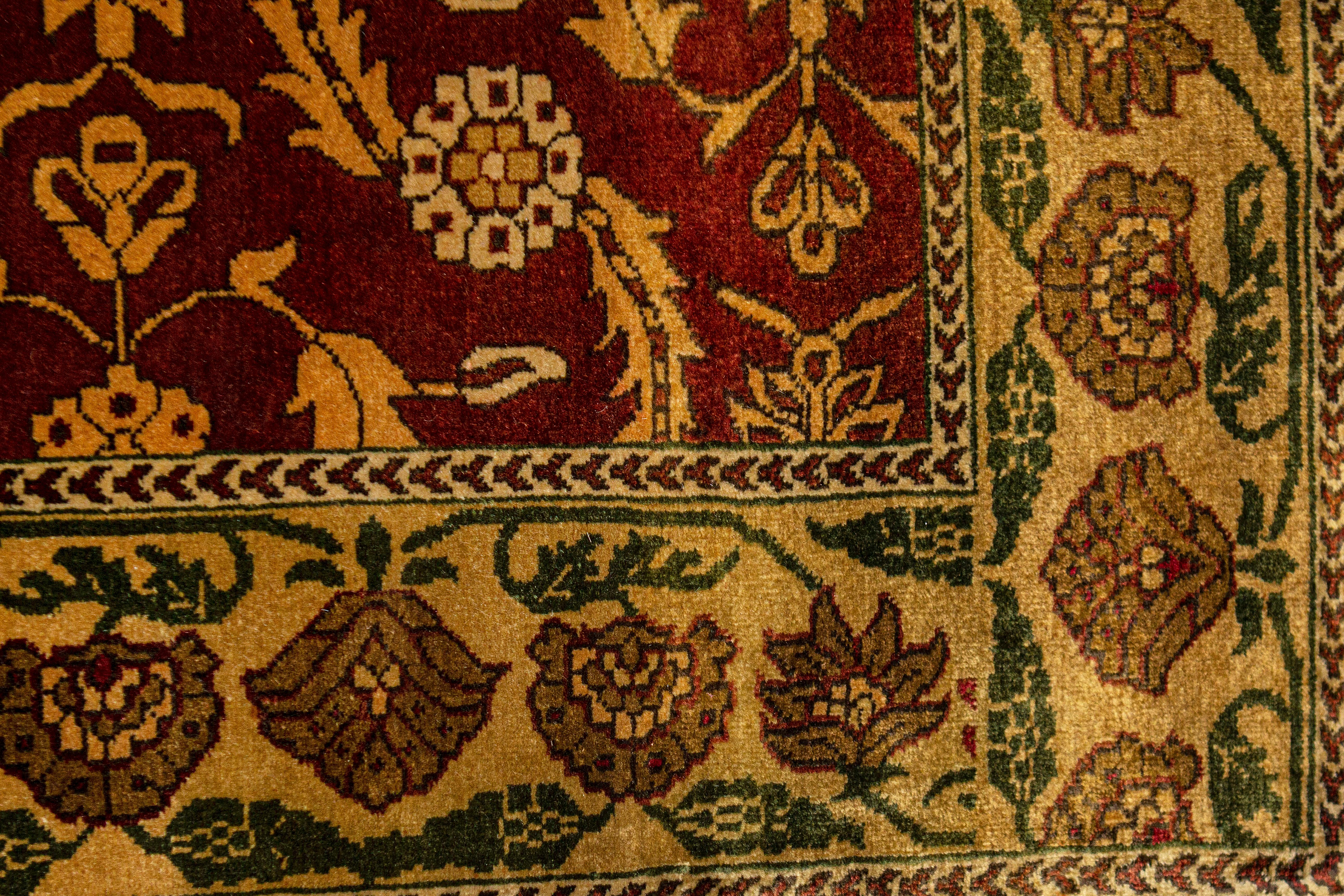 Handgewebter luxuriöser roter / goldener Teppich aus Wolle 3''11x5''9 (Indisch) im Angebot