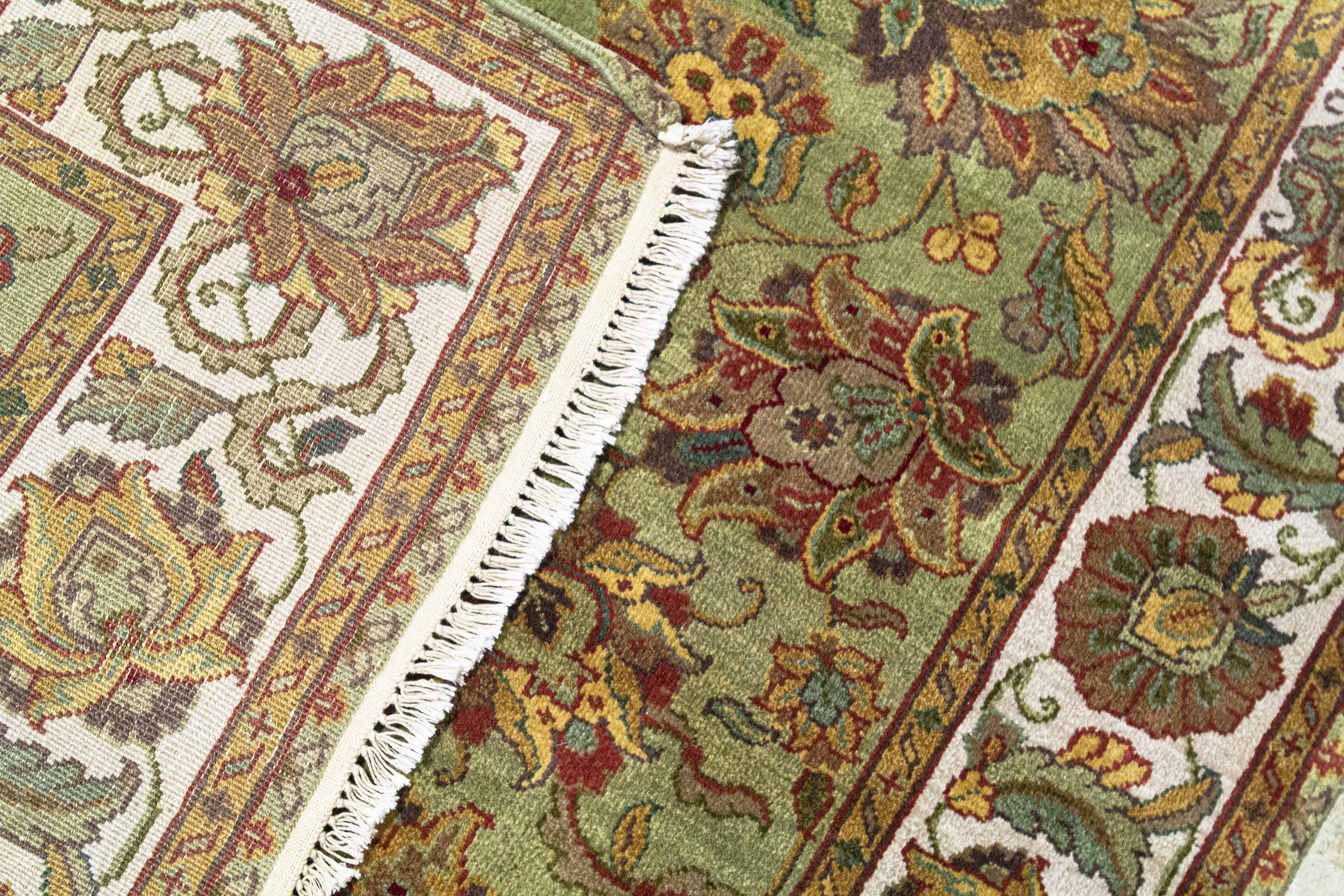Handgewebter luxuriöser hellgrüner / elfenbeinfarbener Teppich aus Wolle 4''1x6''2 (Agra) im Angebot