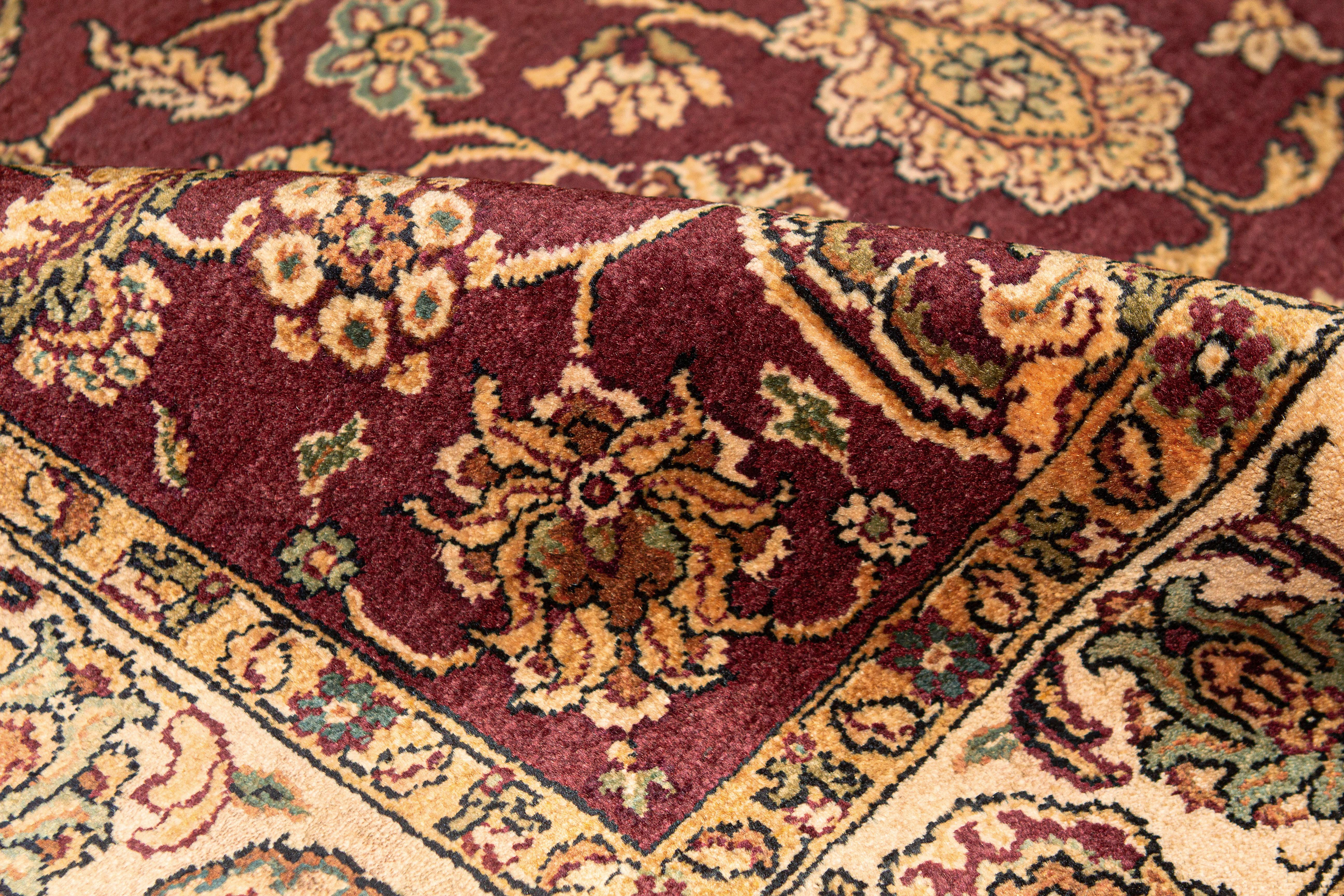 Dieser elegante, handgewebte Teppich stammt aus Indien und ist aus feinster Wolle gewebt, um ein weiches und luxuriöses Stück zu schaffen, das sich in vielen verschiedenen Umgebungen gut macht. Maße: 4' x 5'11