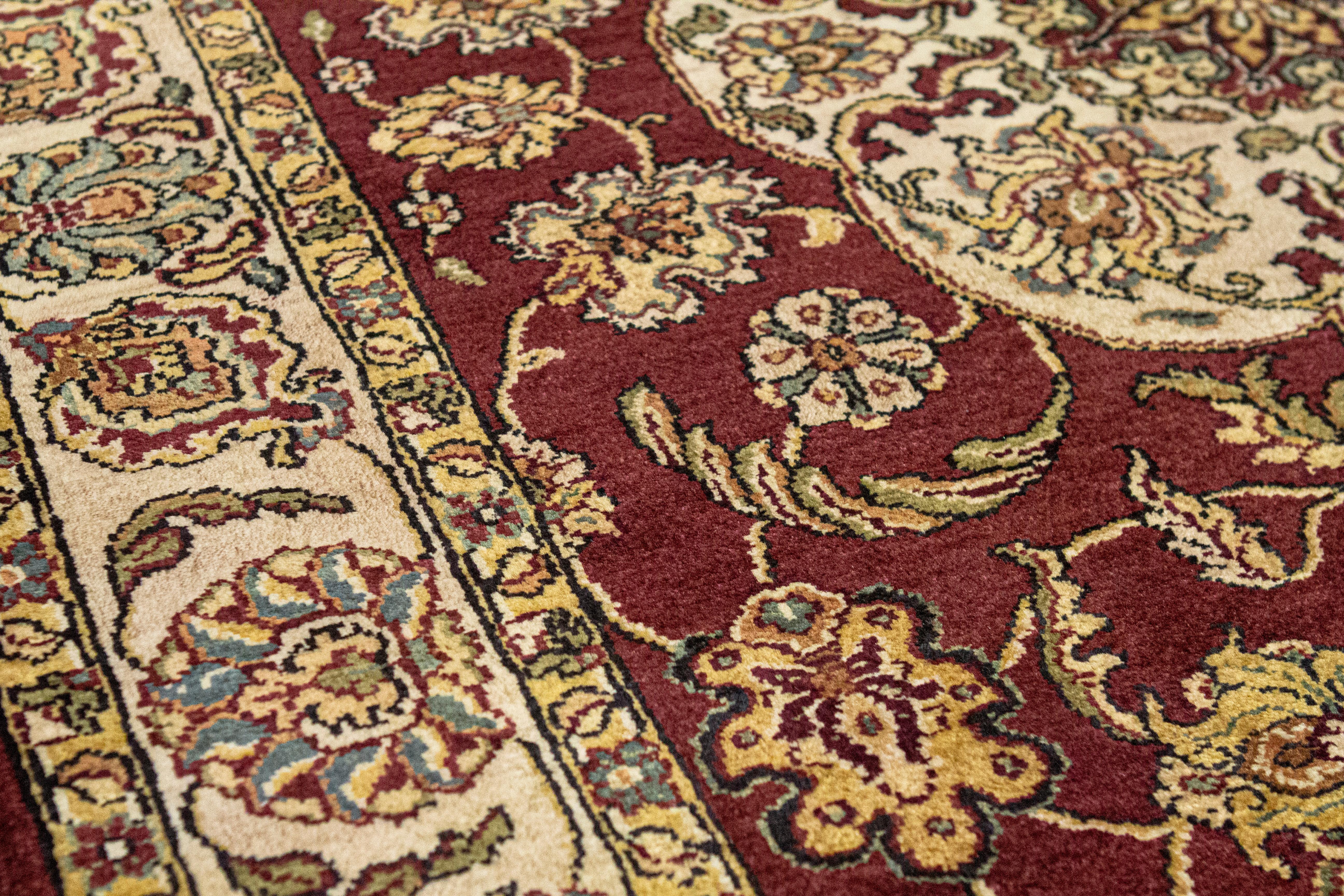  Traditioneller handgewebter luxuriöser roter / cremefarbener Teppich aus Wolle 4''x5''11 (Indisch) im Angebot