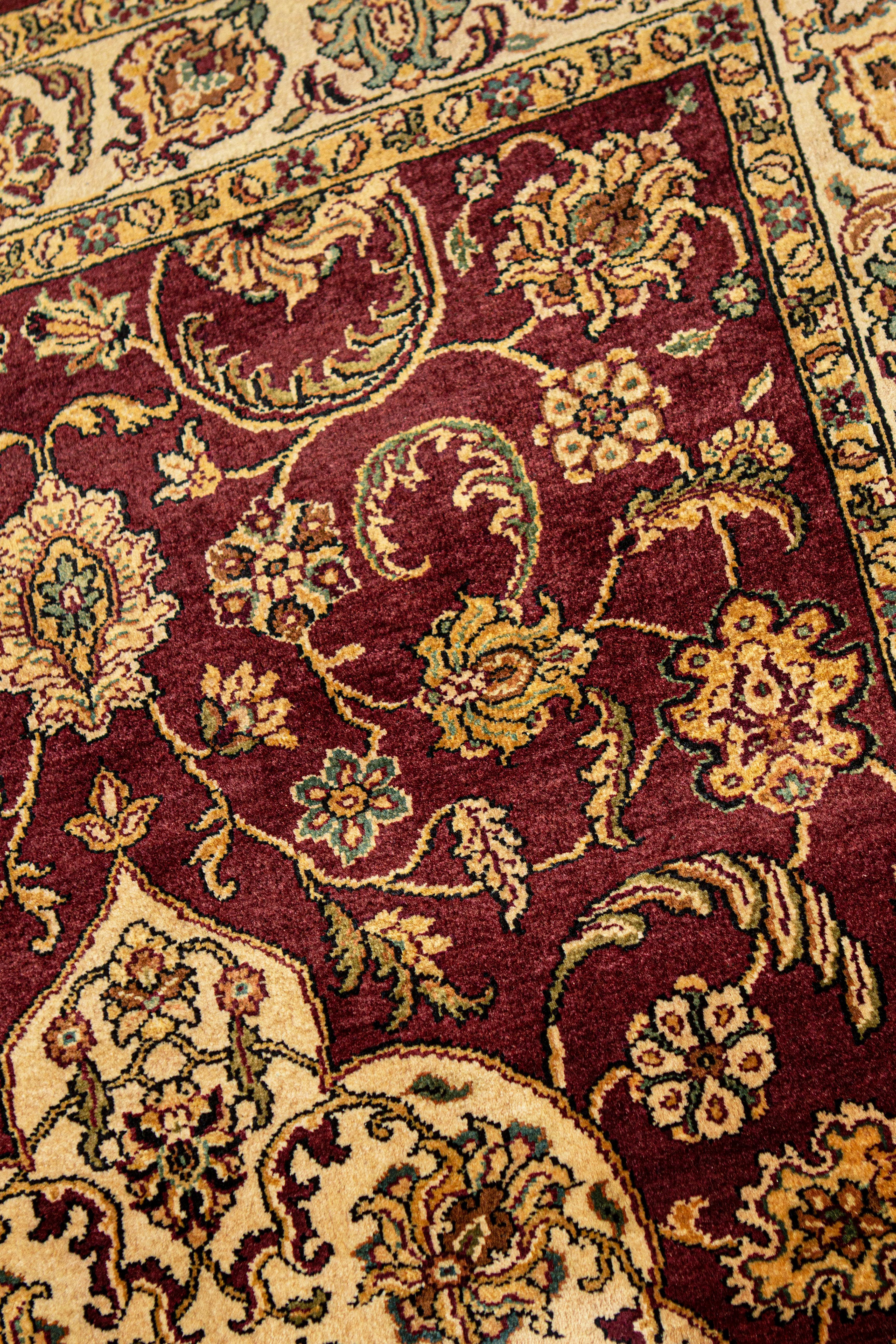  Traditioneller handgewebter luxuriöser roter / cremefarbener Teppich aus Wolle 4''x5''11 (Handgewebt) im Angebot