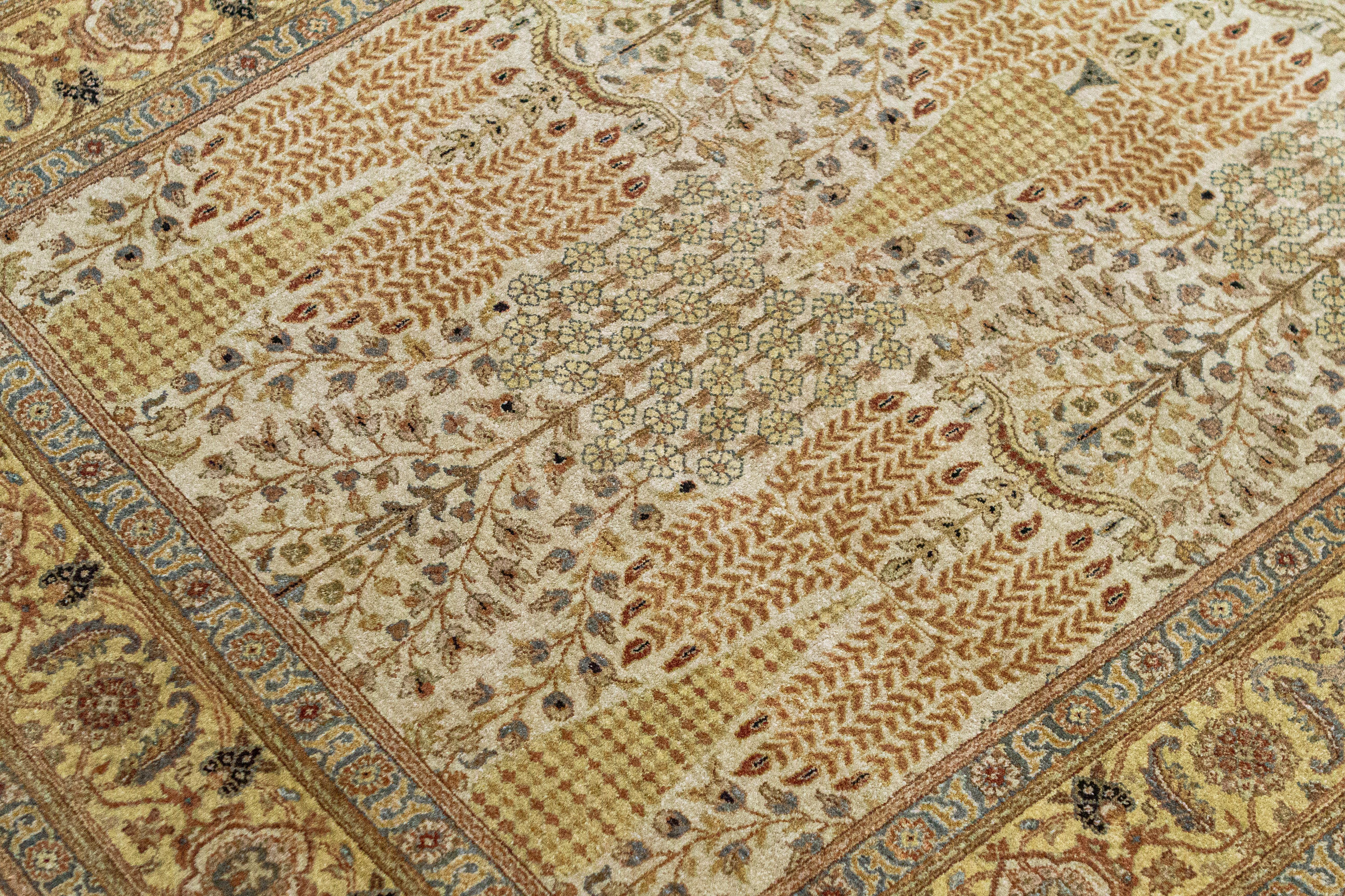  Diese handgewebten Meisterwerke wurden in mühevoller Kleinarbeit mit einer Mischung aus feinster handgesponnener indischer und neuseeländischer Wolle und pflanzlichen Farbstoffen hergestellt. Maße: 4' x 6'.
 