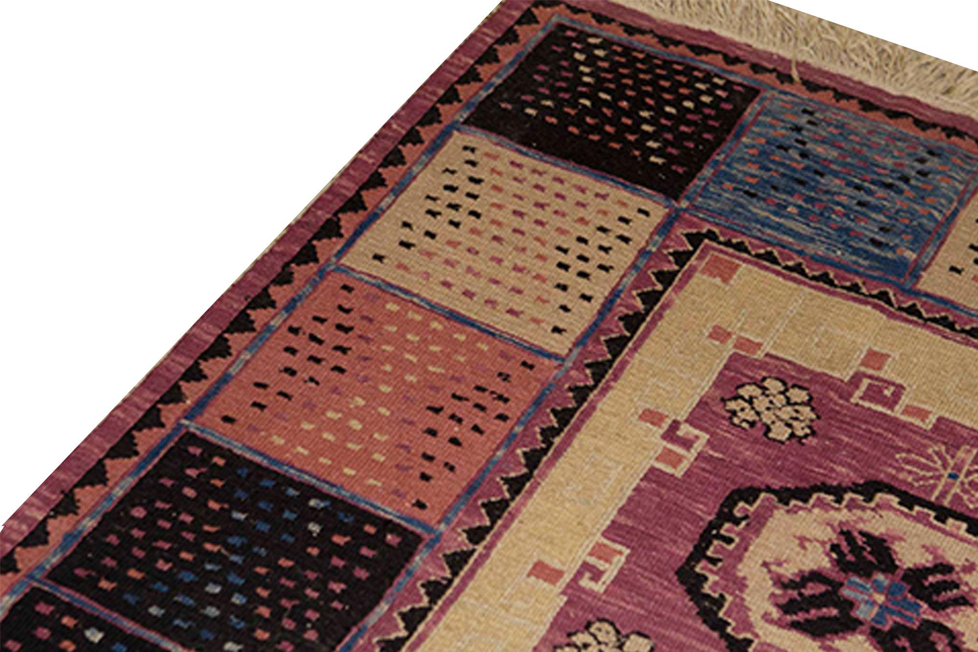 Basés sur d'authentiques motifs orientaux et utilisant uniquement la laine la plus fine, ces tapis sumack tissés à la main sont de véritables classiques intemporels. Ces styles traditionnels reflètent les motifs classiques qui ont créé les plus