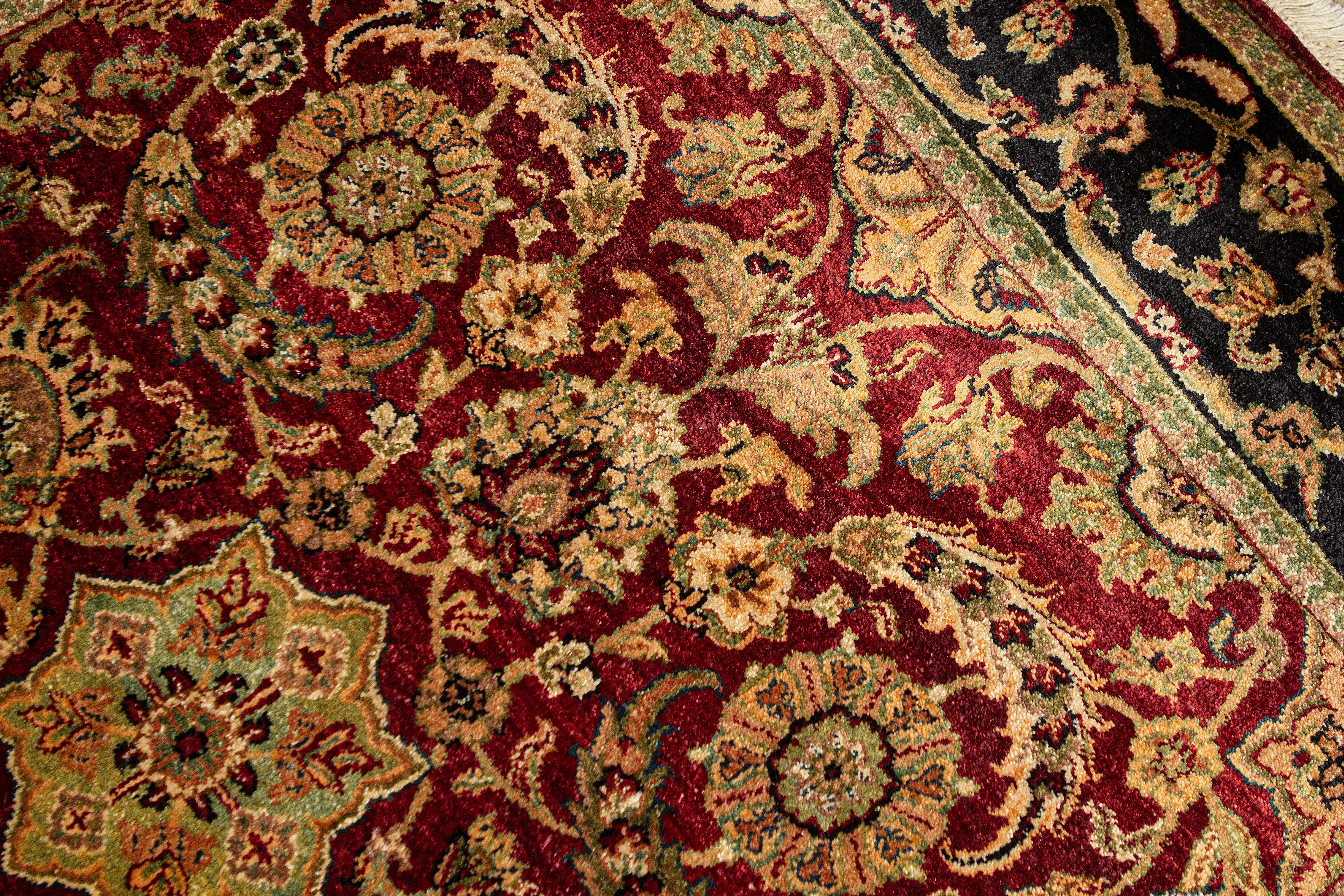 Dieser elegante, handgewebte Teppich stammt aus Indien und ist aus feinster Wolle gewebt, um ein weiches und luxuriöses Stück zu schaffen, das sich in vielen verschiedenen Umgebungen gut macht. Maße: 4' x 6'6