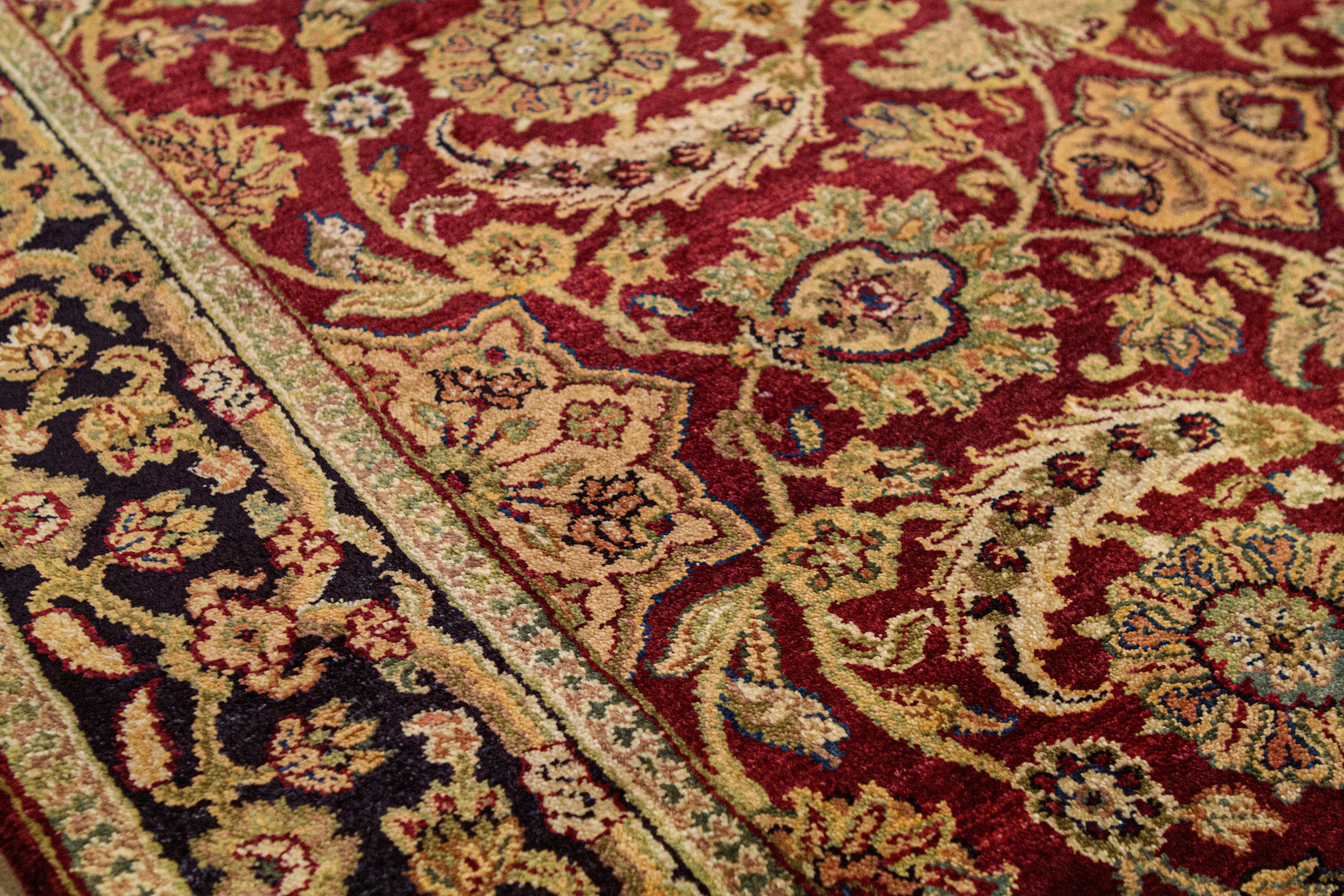  Traditioneller handgewebter luxuriöser roter / schwarzer Teppich aus Wolle 4x6''6 (Indisch) im Angebot