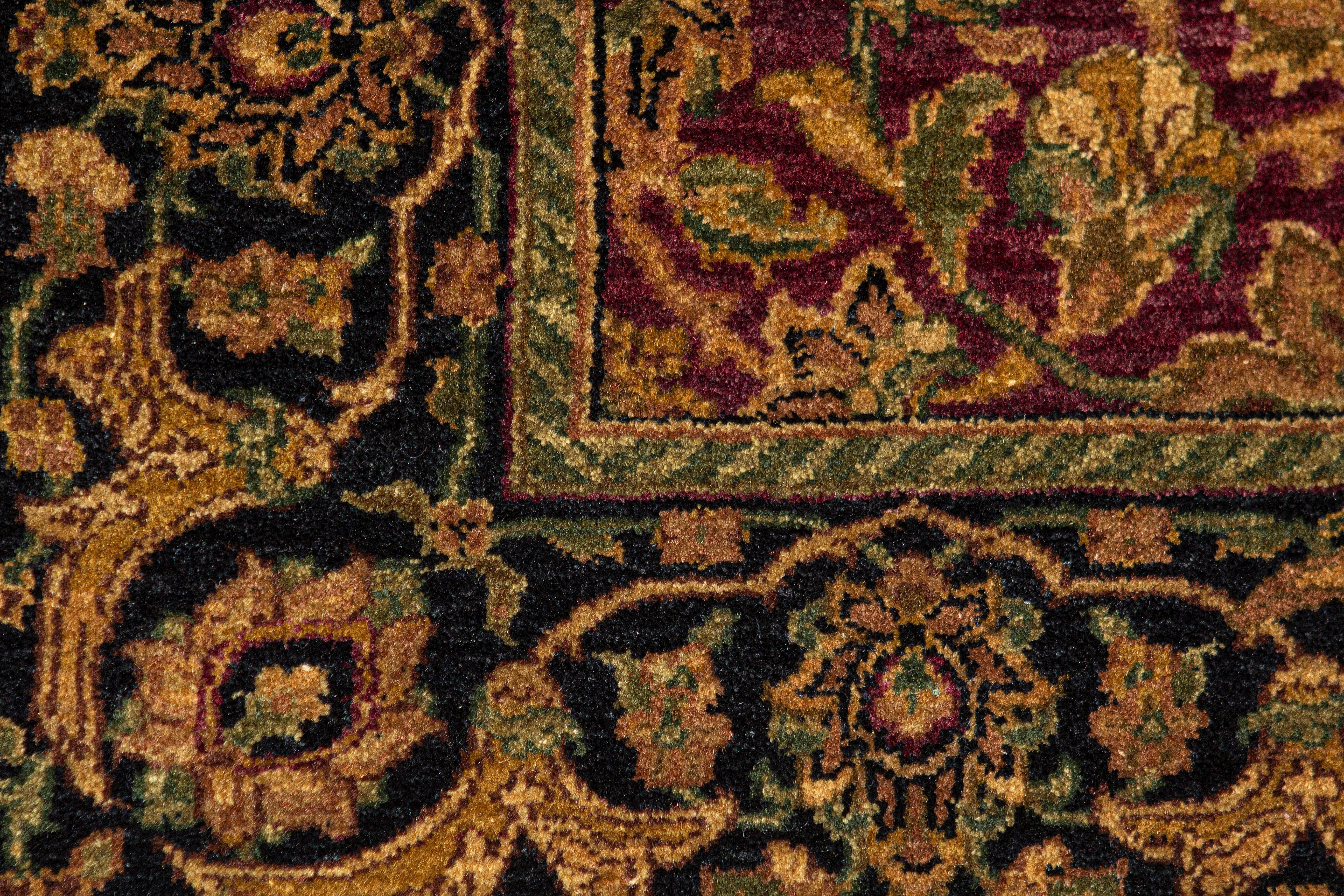 Agra  Tapis traditionnel de luxe en laine rouge/noir tissé à la main 4''1x6''1 en vente