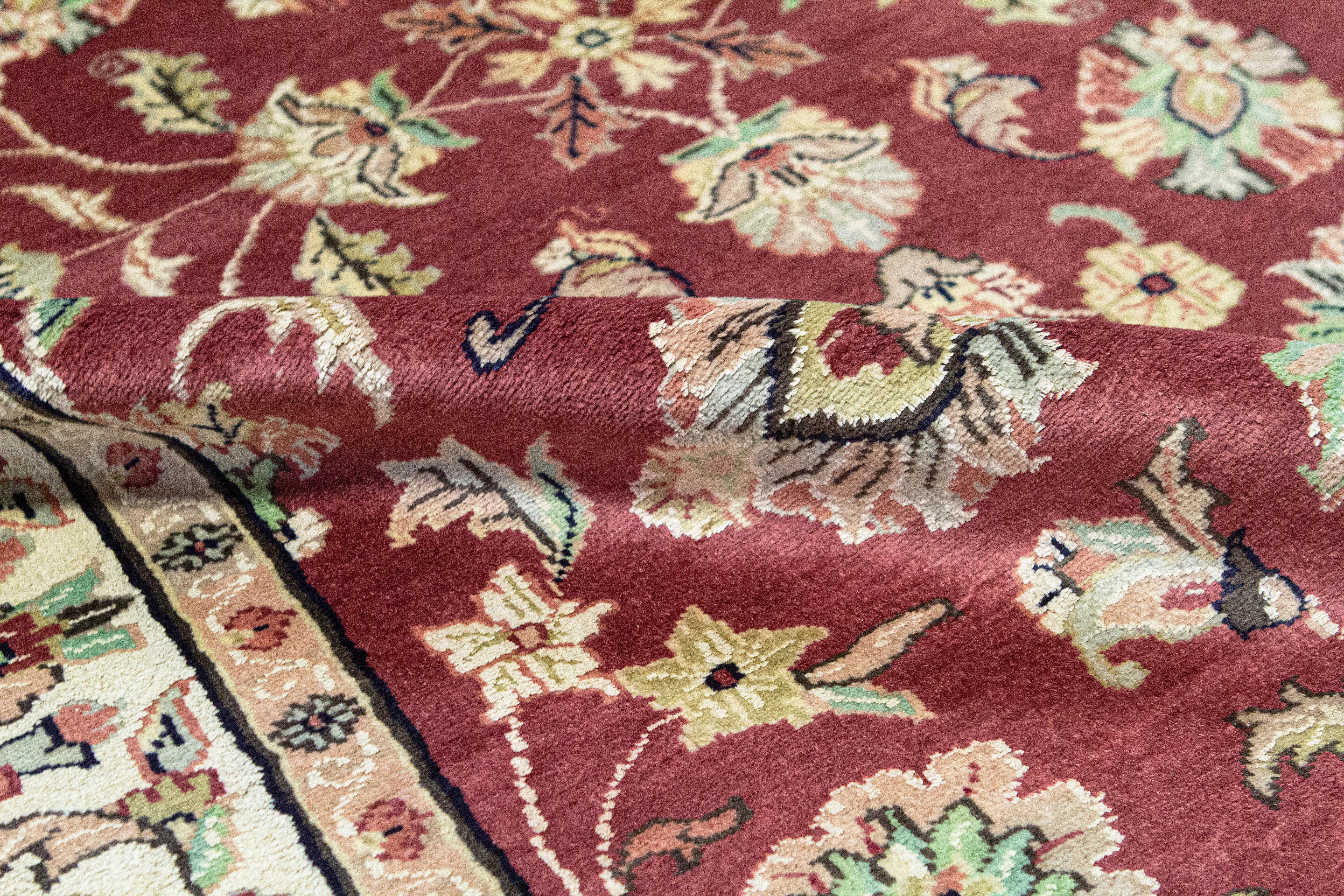 Dieser elegante handgewebte Teppich stammt aus Indien und ist aus feinster Wolle und Seide gewebt, um ein weiches und luxuriöses Stück zu schaffen, das sich in vielen verschiedenen Umgebungen gut macht. Maße: 4'1