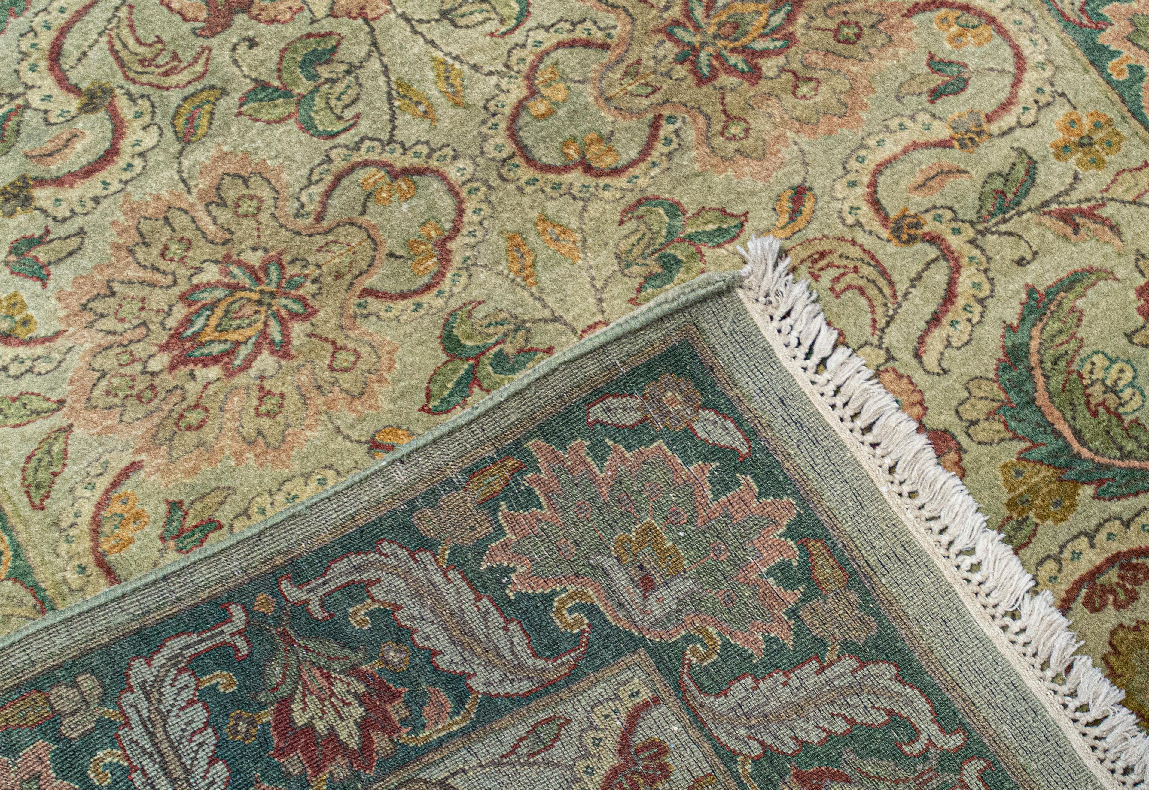 Dieser elegante, handgewebte Teppich stammt aus Indien und ist aus feinster Wolle gewebt, um ein weiches und luxuriöses Stück zu schaffen, das sich in vielen verschiedenen Umgebungen gut macht. Maße: 4'3