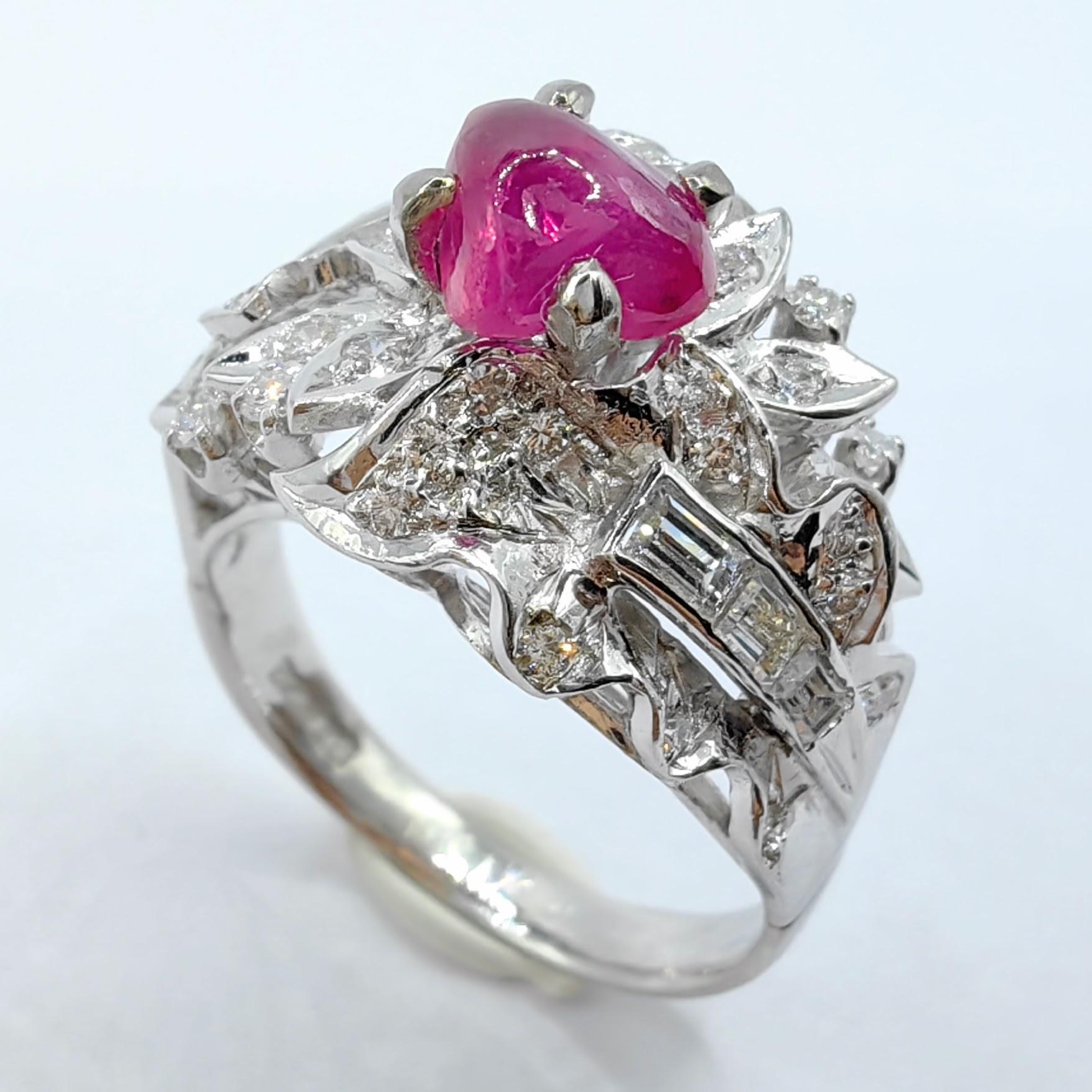 Wir präsentieren unseren einzigartigen Vintage 1,52ct Freeform Ruby Edwardian Diamond Ring in Platin, ein fesselndes Stück, das Vintage-Charme und außergewöhnliche Handwerkskunst auf wunderbare Weise miteinander verbindet. In der Mitte dieses