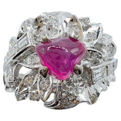 Anello di diamanti edoardiano con rubino a forma libera da 1,52 carati, unico nel suo genere, in platino