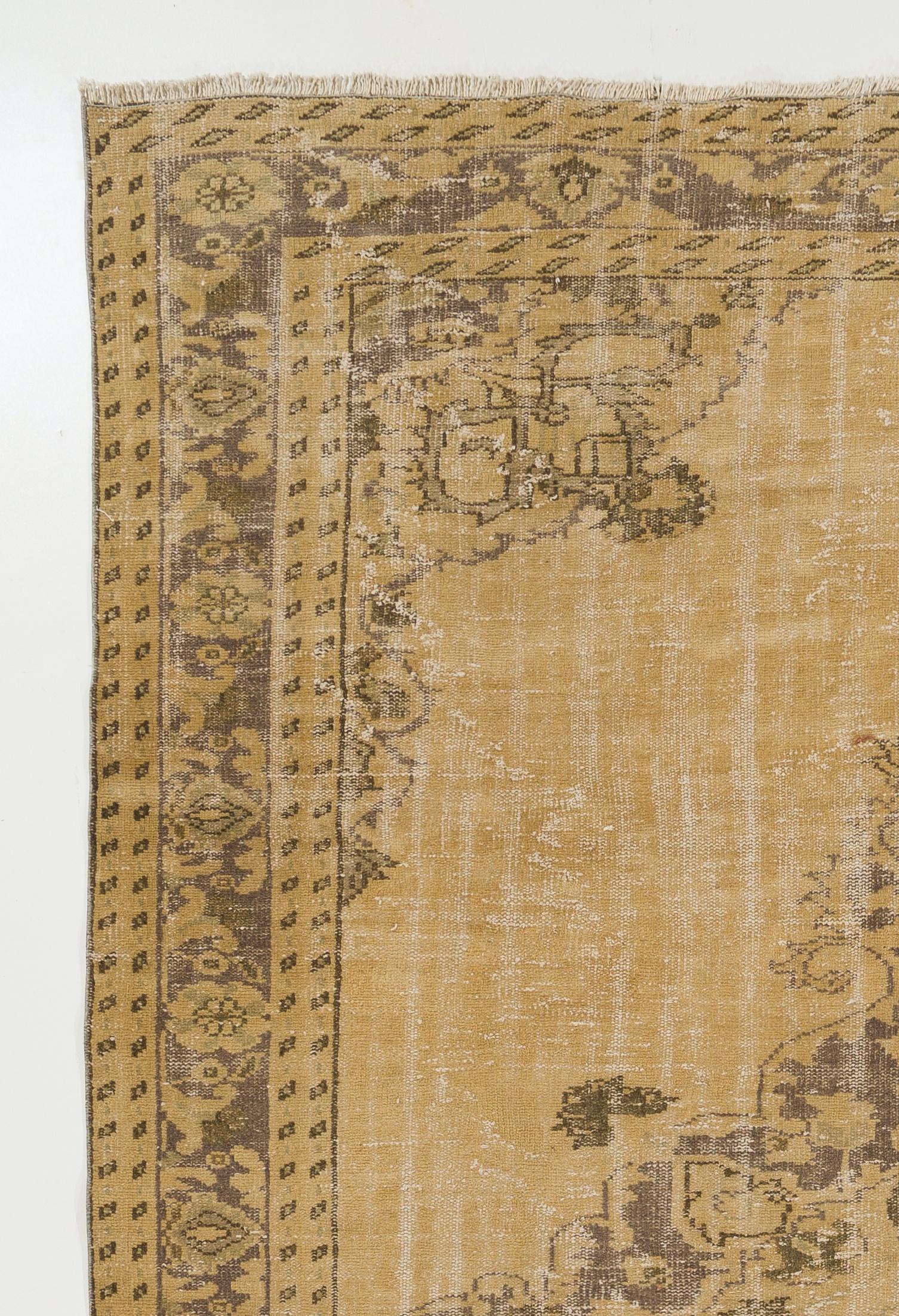 Ein feiner handgeknüpfter Teppich aus Westanatolien aus der Mitte des 20. Jahrhunderts mit weichen Farben und niedrigem Wollflor auf Baumwollgrund. Der Teppich ist in sehr gutem Zustand und wurde professionell gewaschen. Er ist schwer und liegt