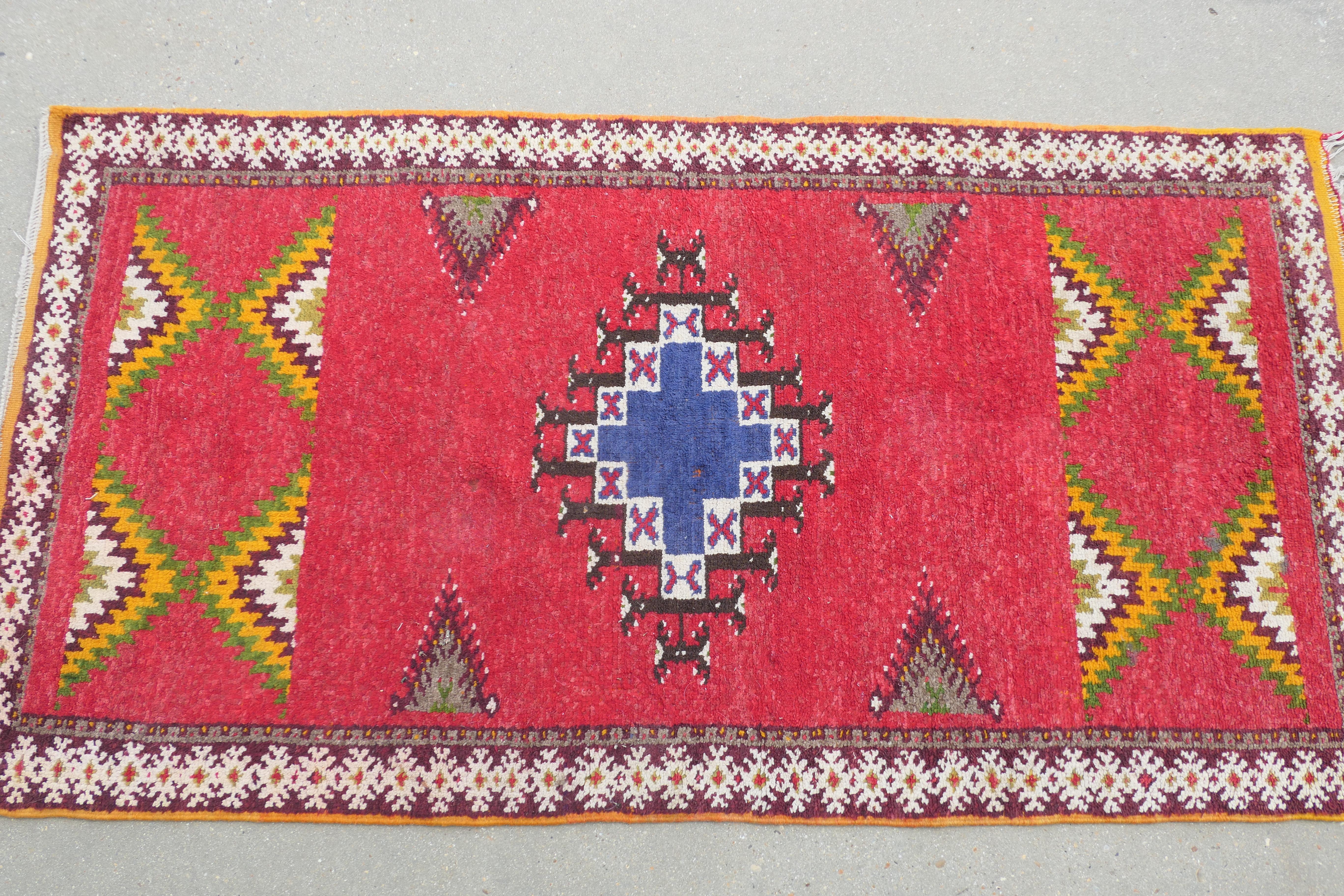 Einzigartiger kubistischer Vintage-Retro-Teppich

Ein großartig aussehendes Stück aus der Mitte des 20. Jahrhunderts mit einer schönen Farbpalette mit dunklem Orange, geometrischem Rautenmuster und einem Hinweis auf den Osten mit einem islamischen