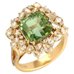 Anillo Único de Turmalina Verde Viva con Diamantes Realizado en Oro Amarillo de 18k
