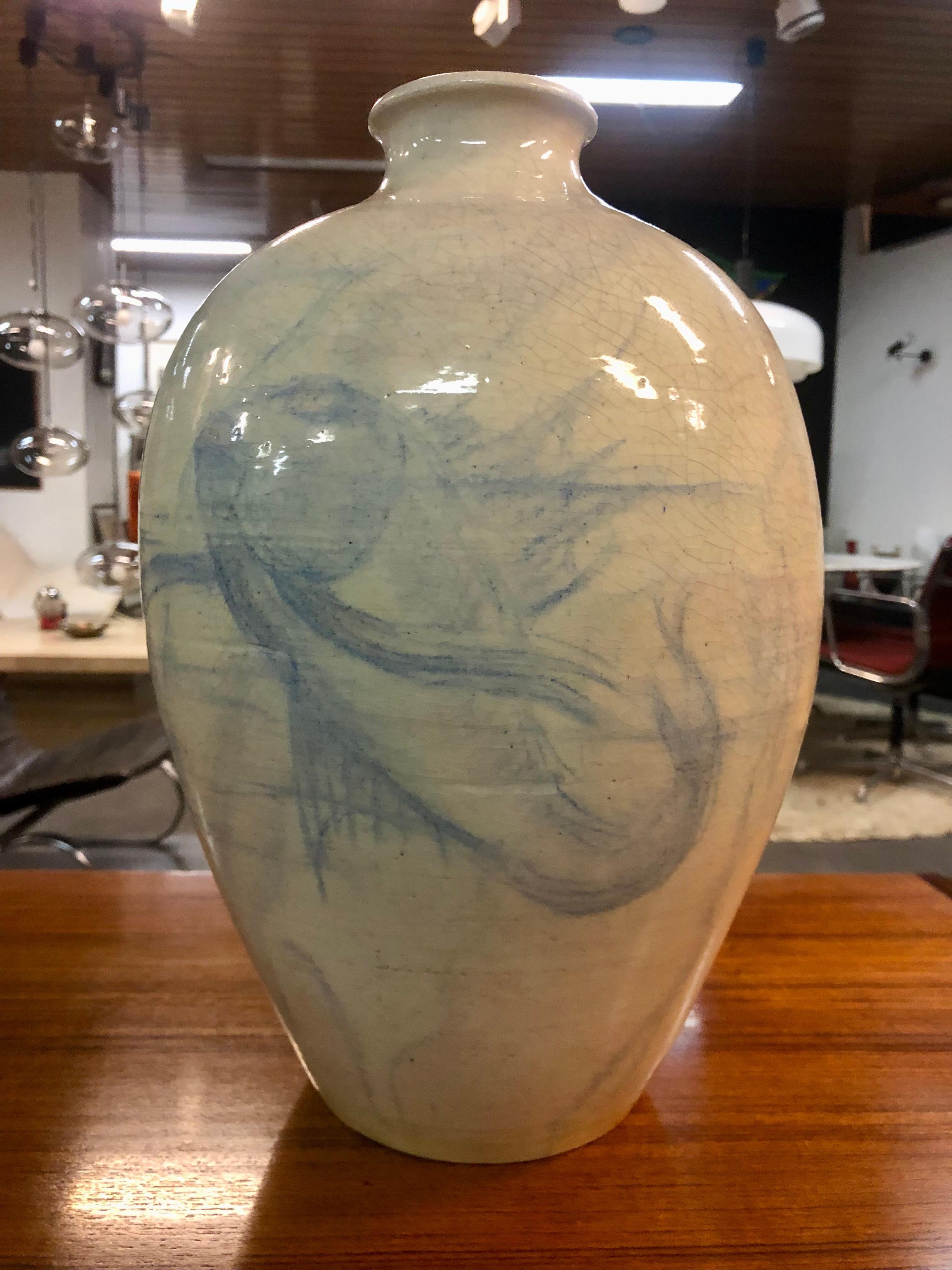 Diese außergewöhnliche Keramikvase, eine Collaboration der beiden Keramikmeister Edmond Lachenal und Félix Fevola, ist ein wahres Zeugnis ihres künstlerischen Könnens. Die Vase ist aus makellos weißer Keramik gefertigt und zeigt ein exquisites,