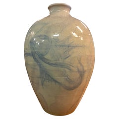  Vaso unico in ceramica bianca con motivo di pesci blu di Lachenal e Fevola
