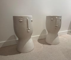 Tabourets ou tables d'appoint « Faces » en céramique émaillée blanche, unique en son genre, signés par Dalo