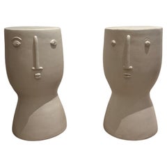 Sgabelli o tavolini in ceramica smaltata bianca "Faces", unici nel loro genere, firmati da Dalo
