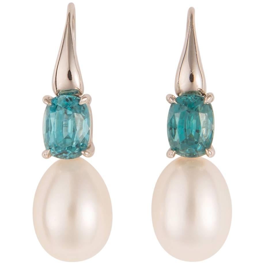 Boucles d'oreilles en or blanc, zircon et perles, uniques en leur genre en vente