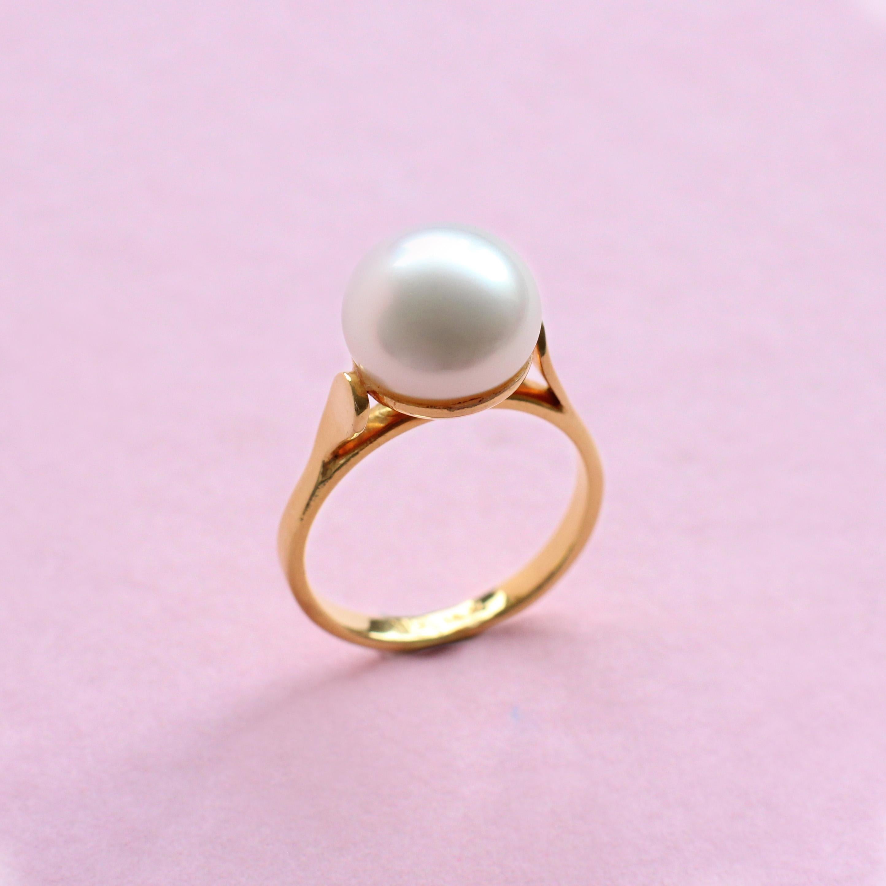 Round Cut One of a Kind White Pearl and Yellow Gold Ring For Sale