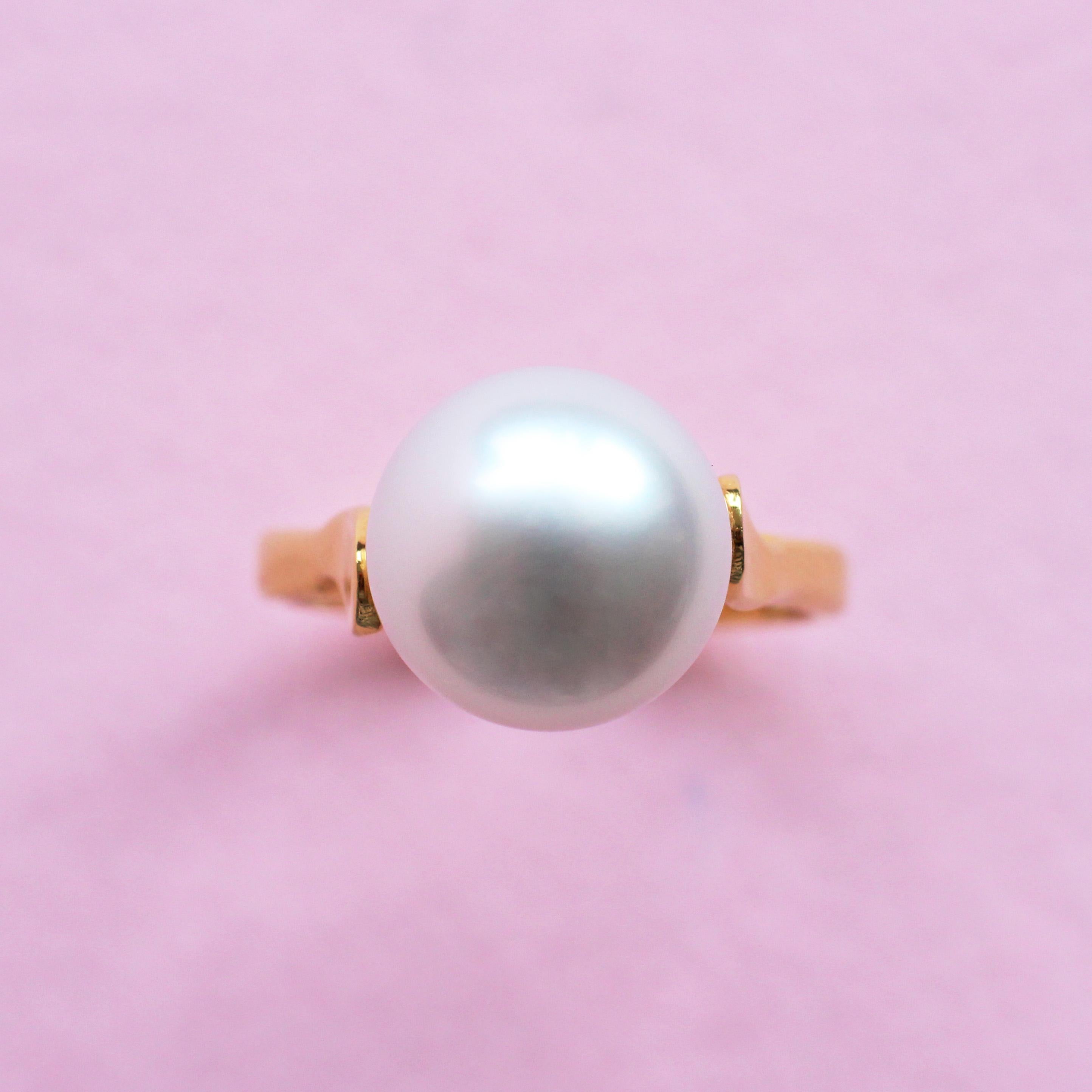 One of a Kind White Pearl and Yellow Gold Ring In Fair Condition For Sale In London, GB