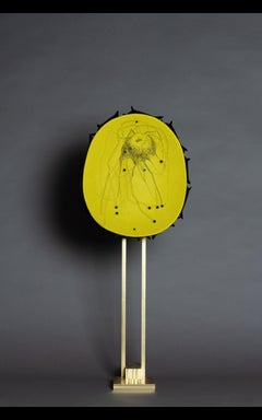 Escultura única de cuero negro amarillo y latón, Francia