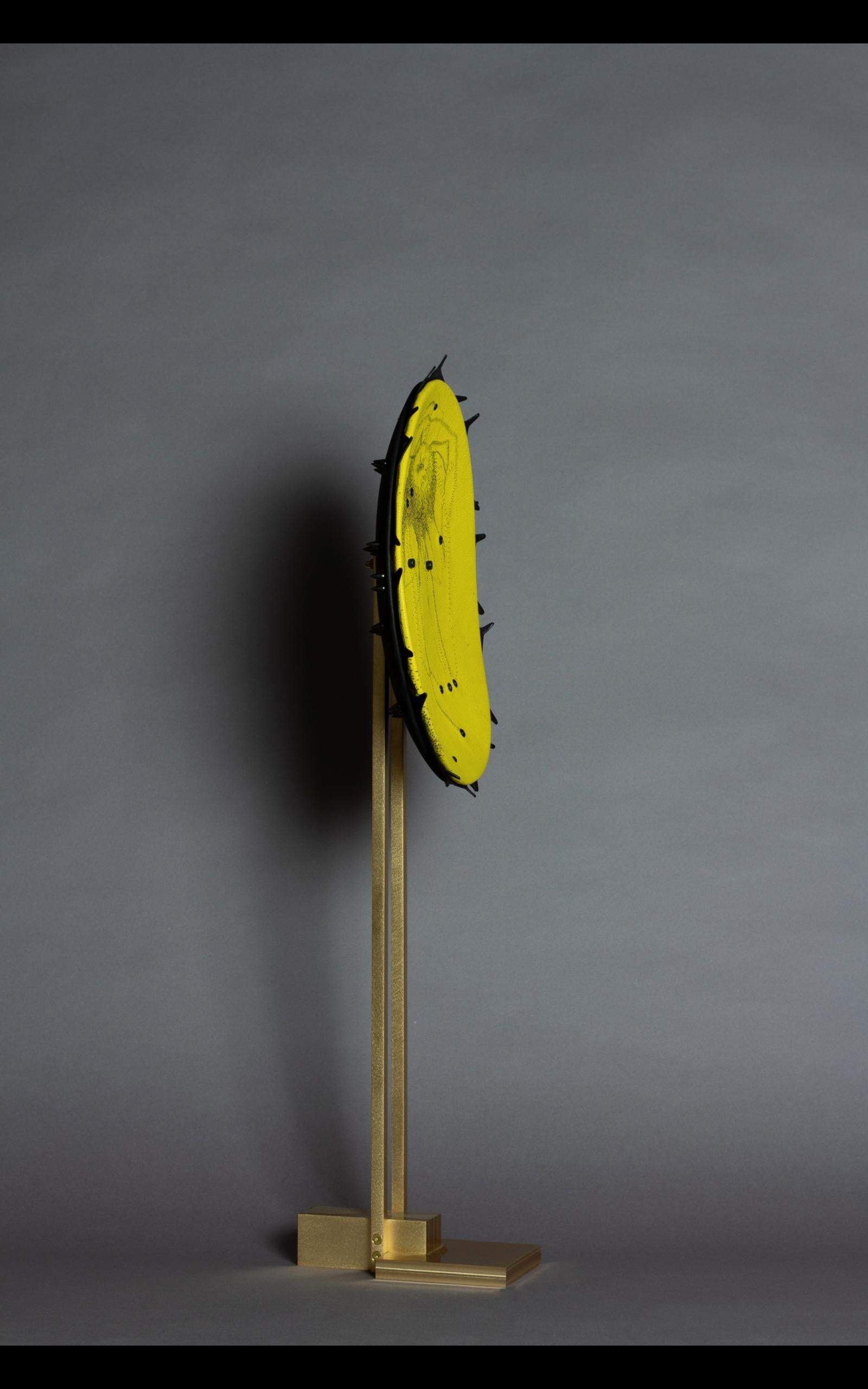 Embossé Sculpture unique en son genre en cuir jaune et noir et laiton, France en vente