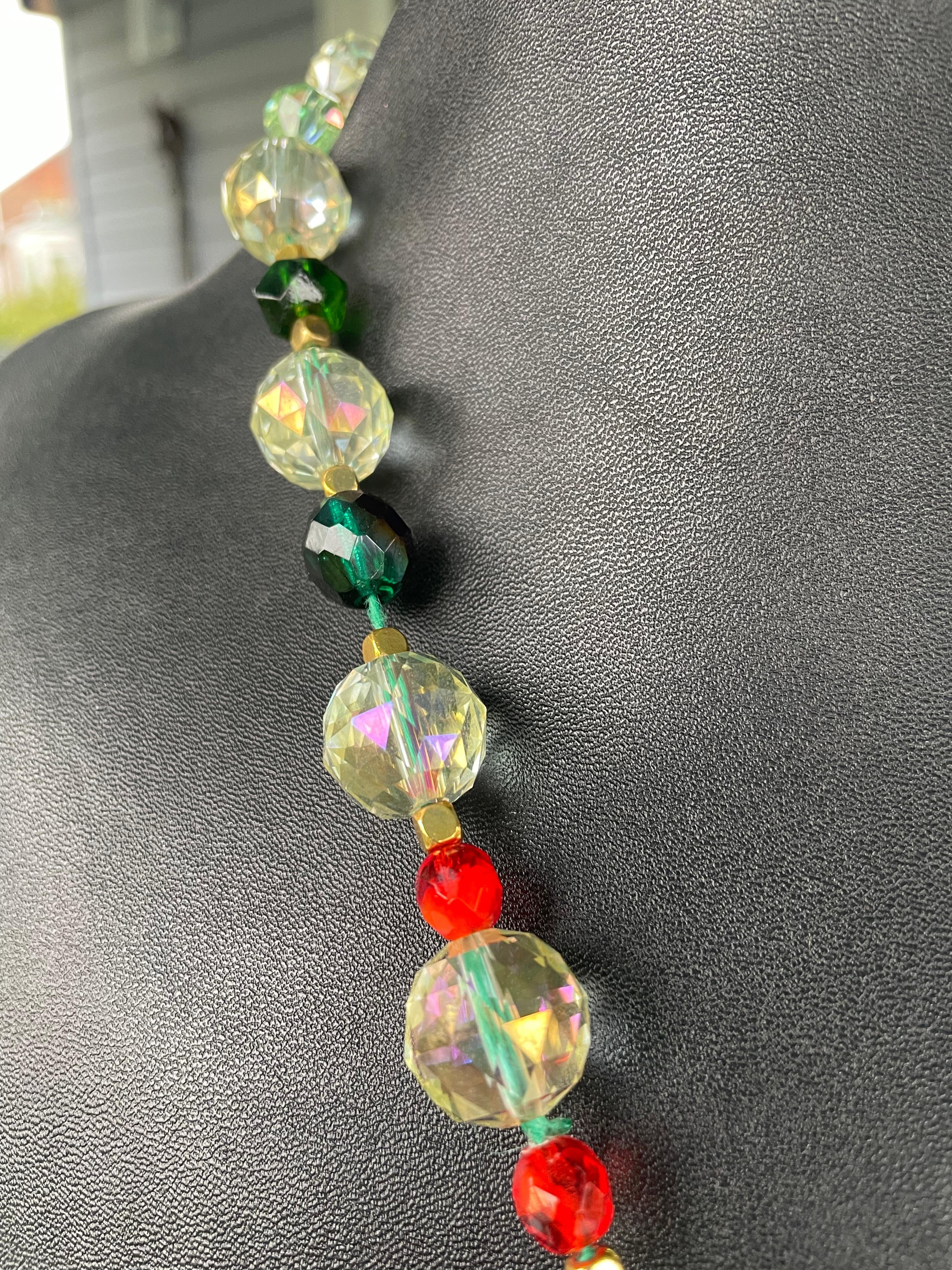 Rétro Broche en cristal vintage et collier en perles de cristal vintage, uniques et faits à la main. en vente