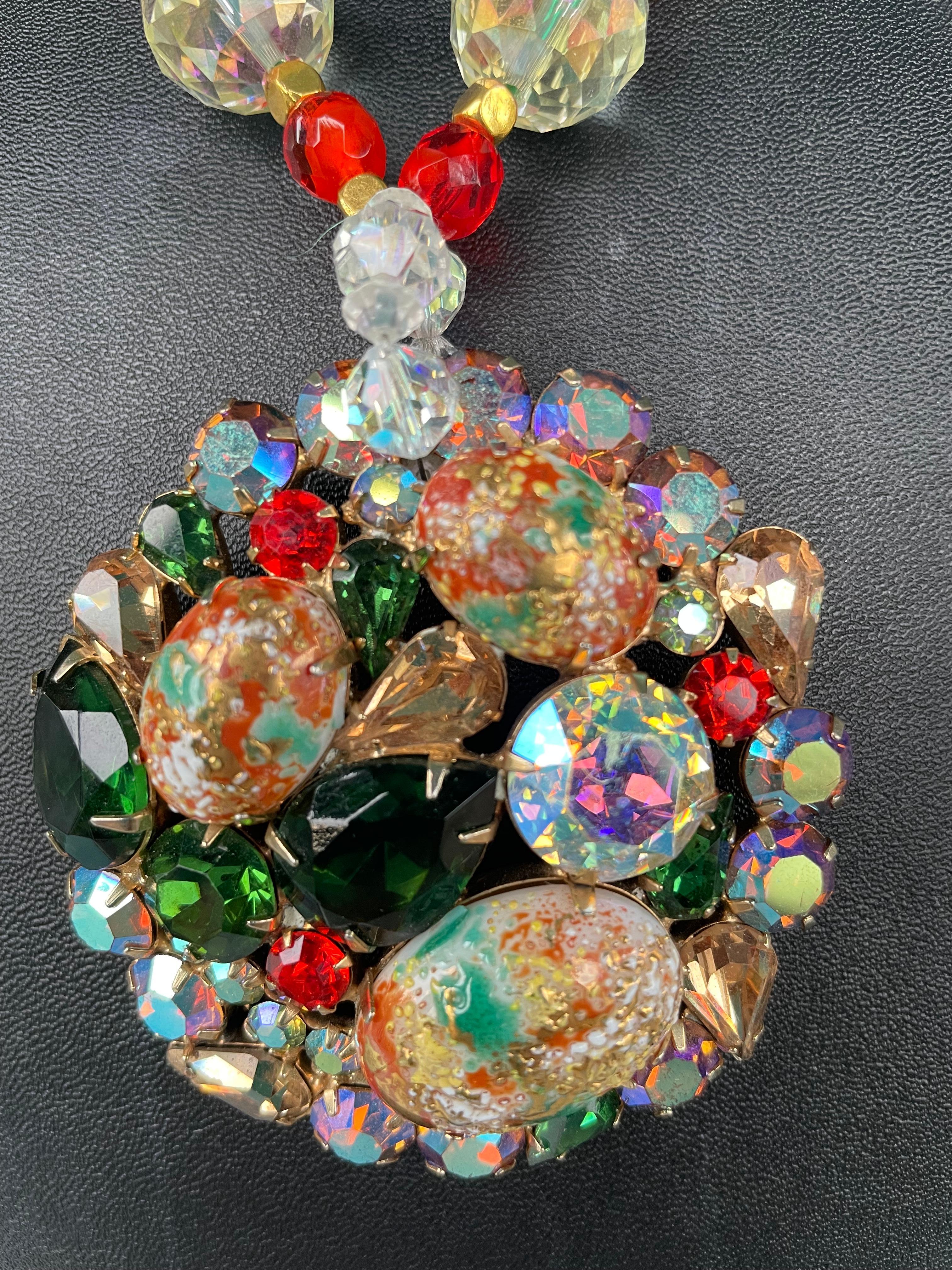 Broche en cristal vintage et collier en perles de cristal vintage, uniques et faits à la main. Pour femmes en vente