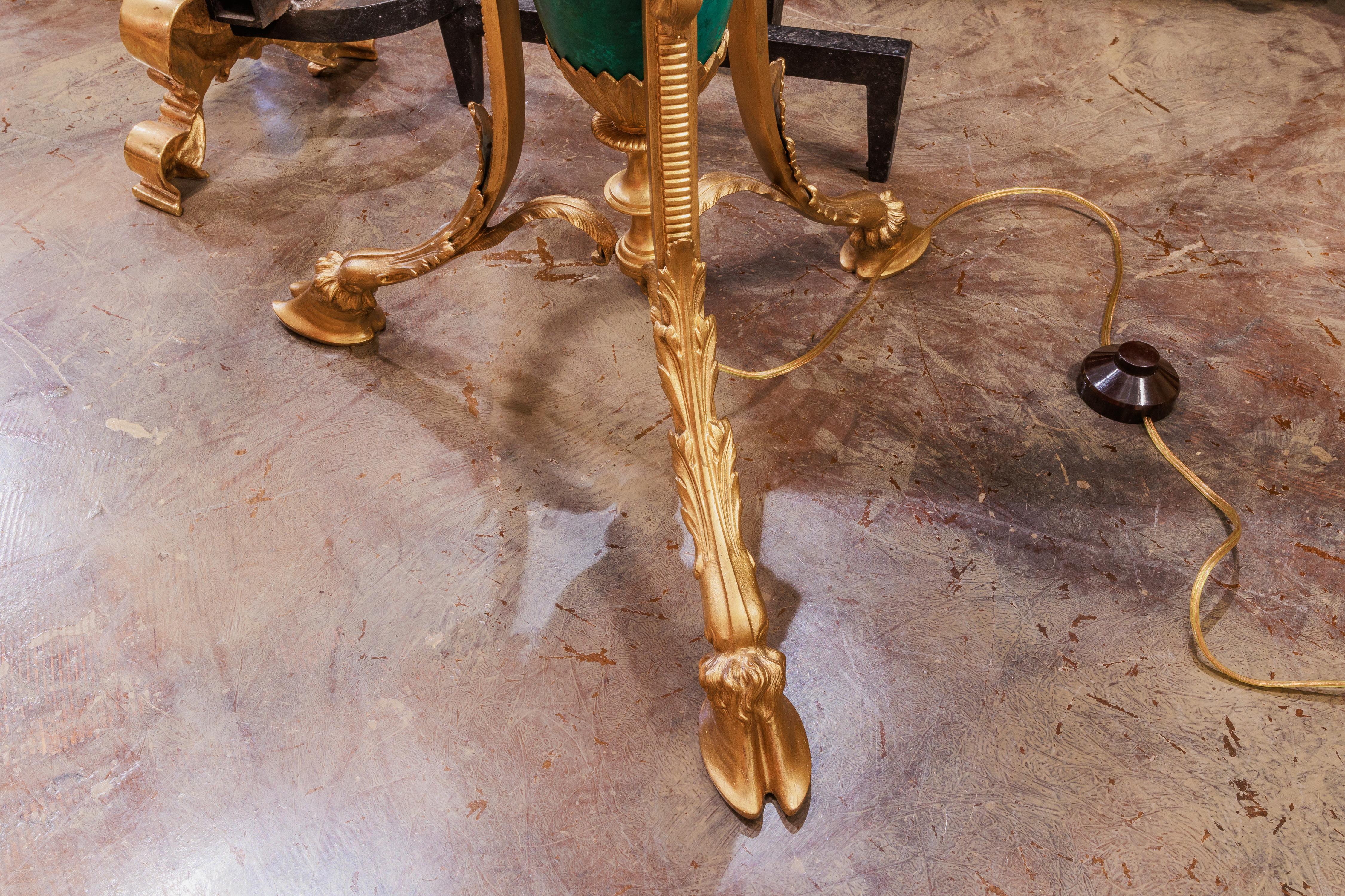 Uno di un  coppia di oggetti del XIX secolo A.I.C.  Lampade da terra Luigi XVI in bronzo dorato e malachite in vendita 4