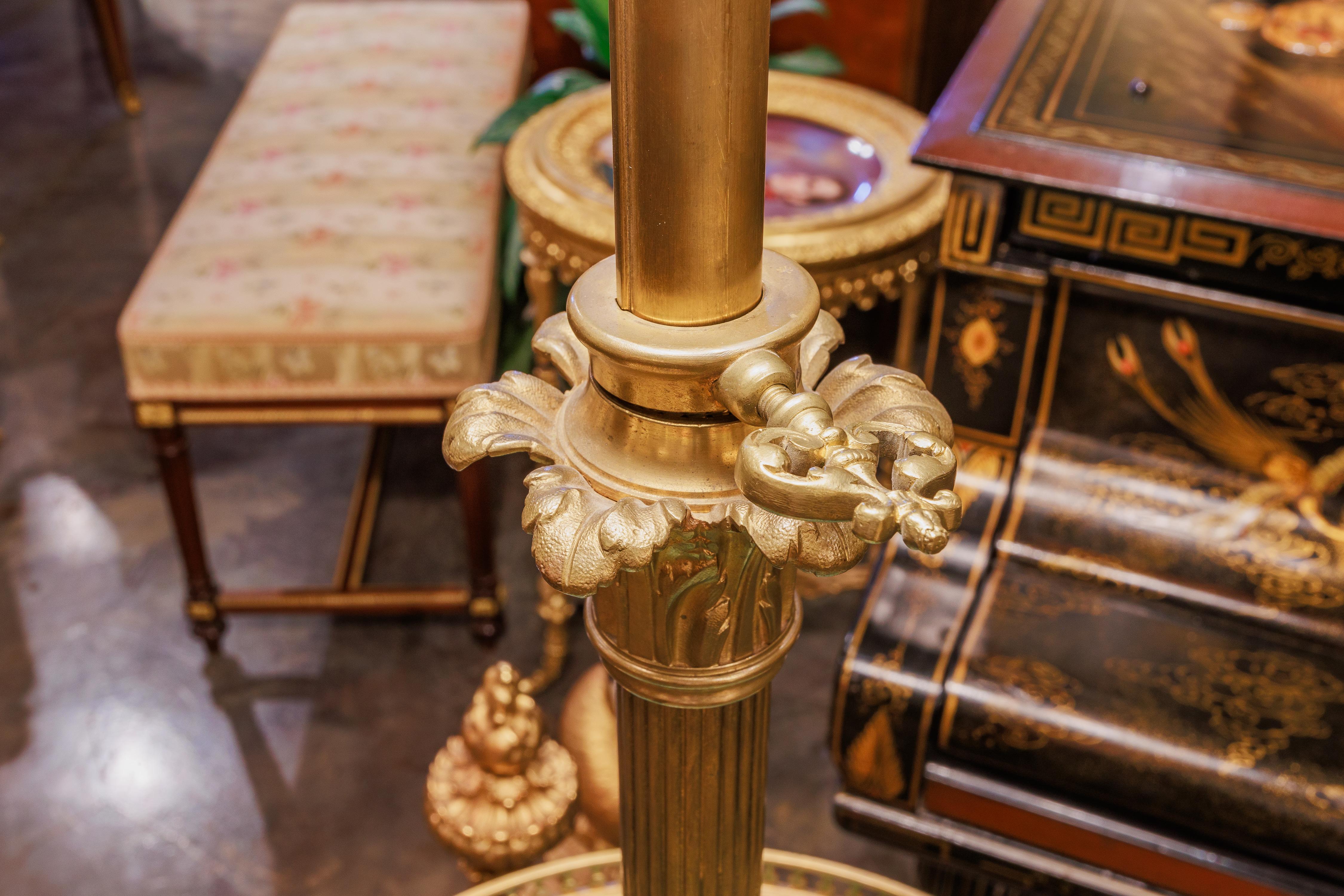 Francese Uno di un  coppia di oggetti del XIX secolo A.I.C.  Lampade da terra Luigi XVI in bronzo dorato e malachite in vendita