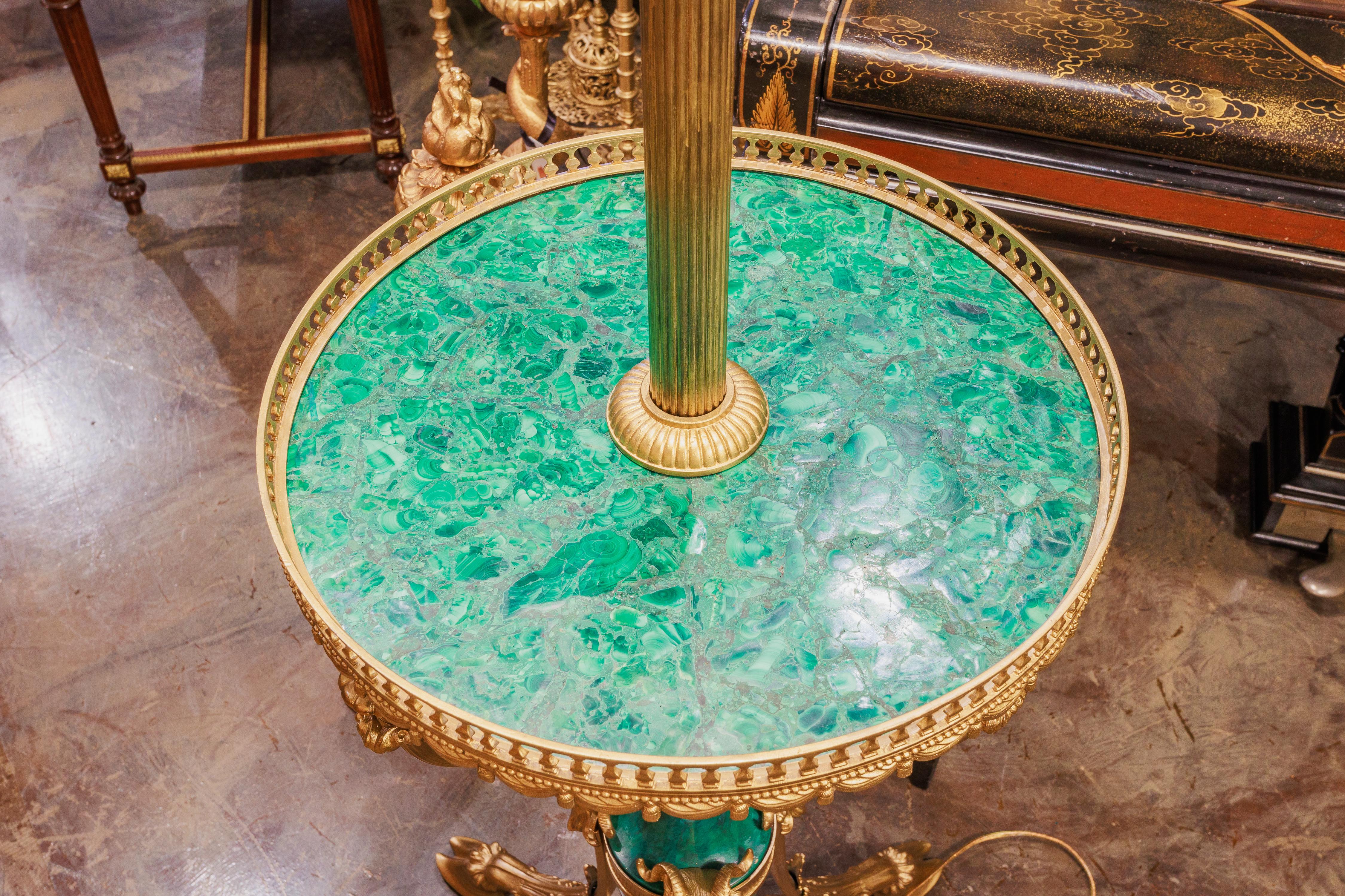 Dorato Uno di un  coppia di oggetti del XIX secolo A.I.C.  Lampade da terra Luigi XVI in bronzo dorato e malachite in vendita