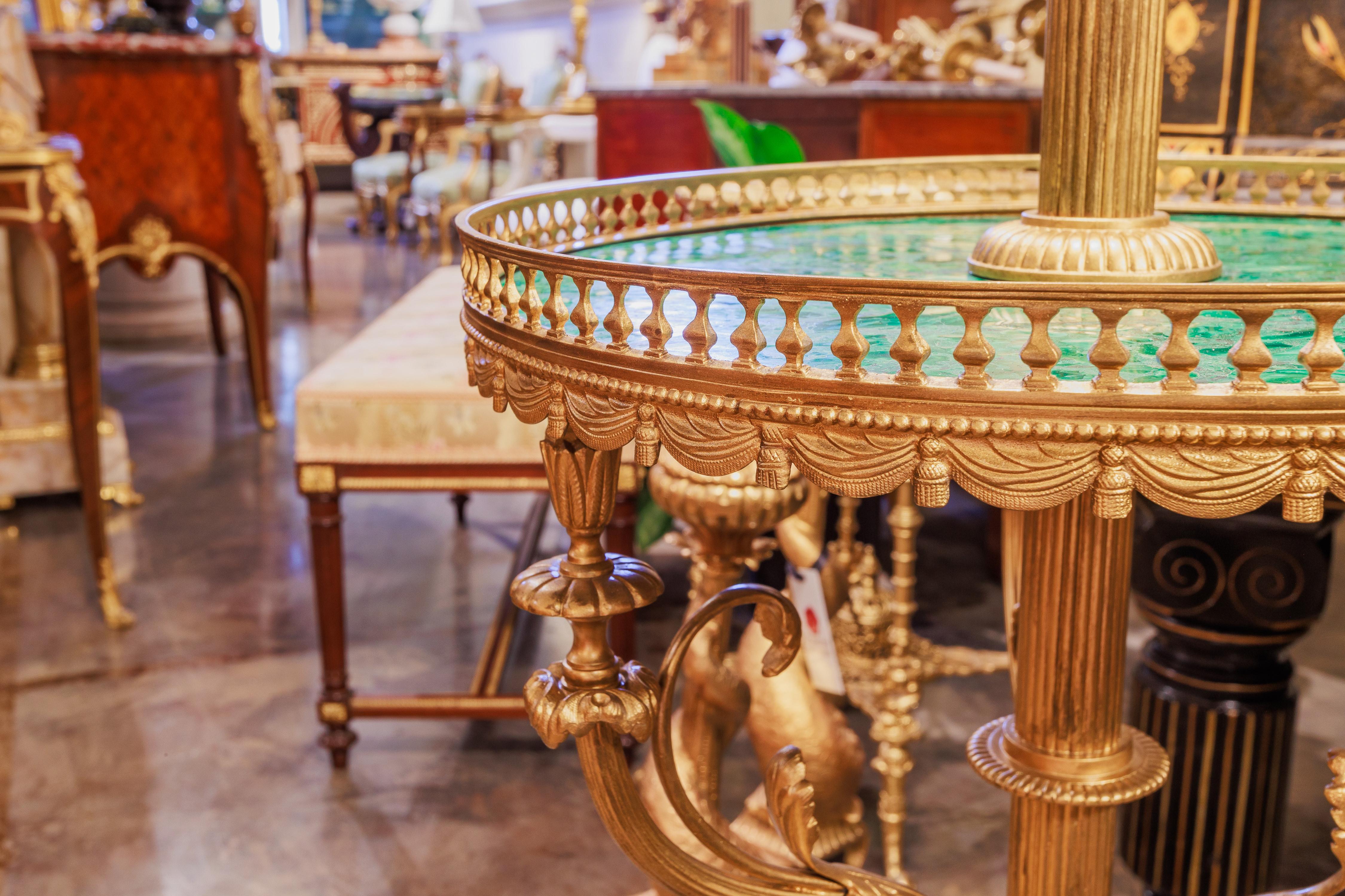 Uno di un  coppia di oggetti del XIX secolo A.I.C.  Lampade da terra Luigi XVI in bronzo dorato e malachite In condizioni buone in vendita a Dallas, TX