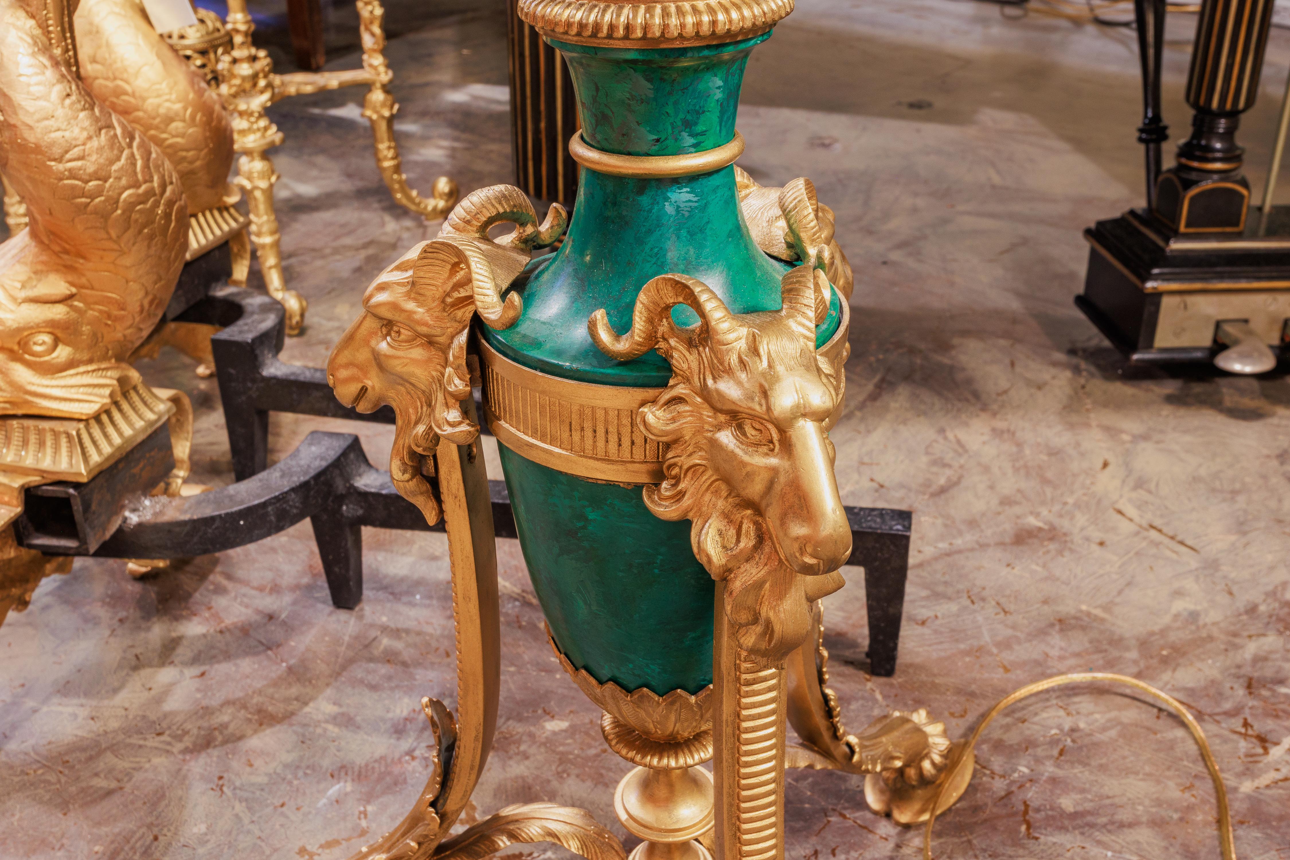 Uno di un  coppia di oggetti del XIX secolo A.I.C.  Lampade da terra Luigi XVI in bronzo dorato e malachite in vendita 2