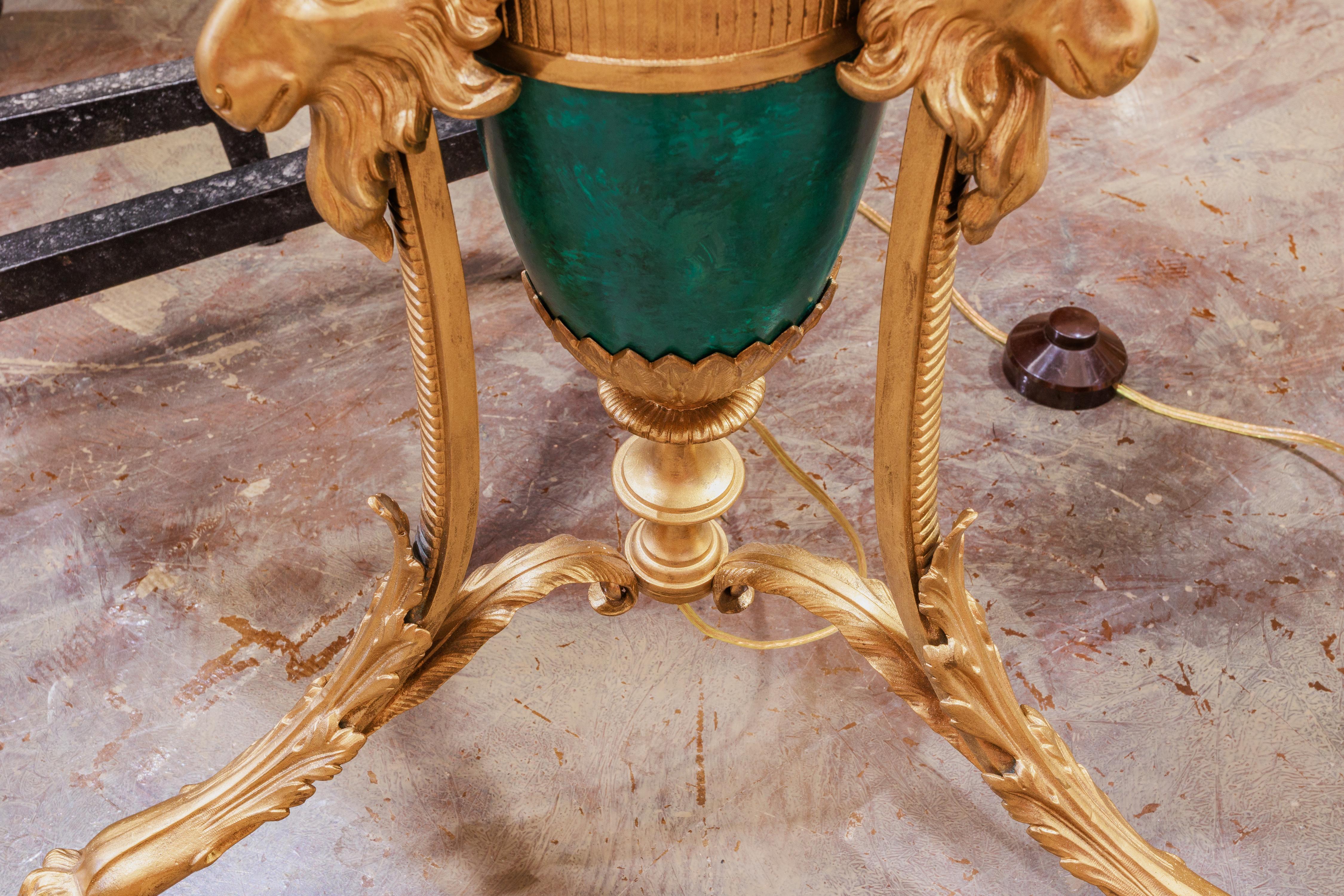 Uno di un  coppia di oggetti del XIX secolo A.I.C.  Lampade da terra Luigi XVI in bronzo dorato e malachite in vendita 3
