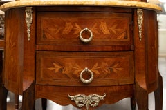 Diminutive Commode Demilune de style Louis XV avec dessus en marbre