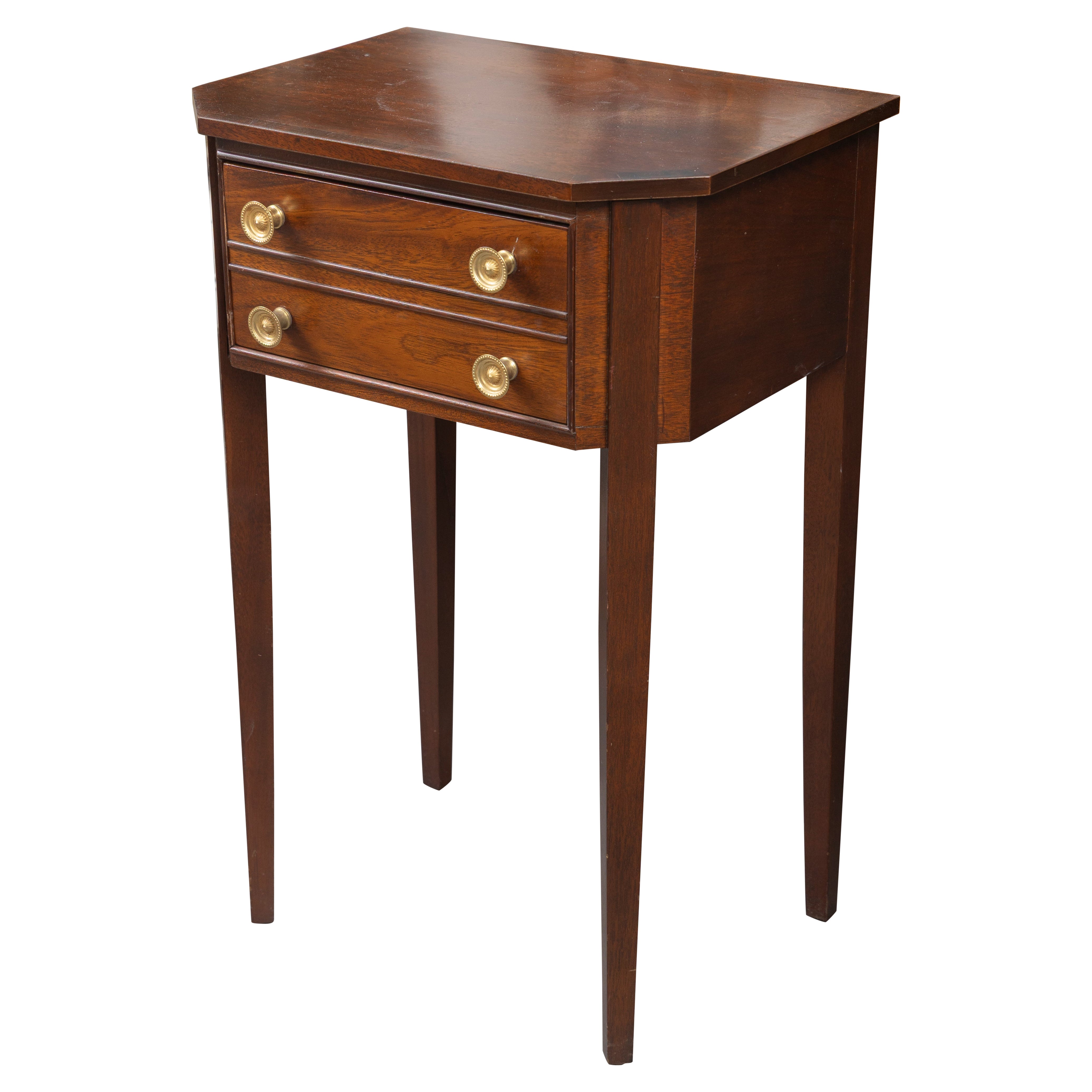 L'une des deux tables d'appoint anglaises de style George III en acajou, à deux tiroirs