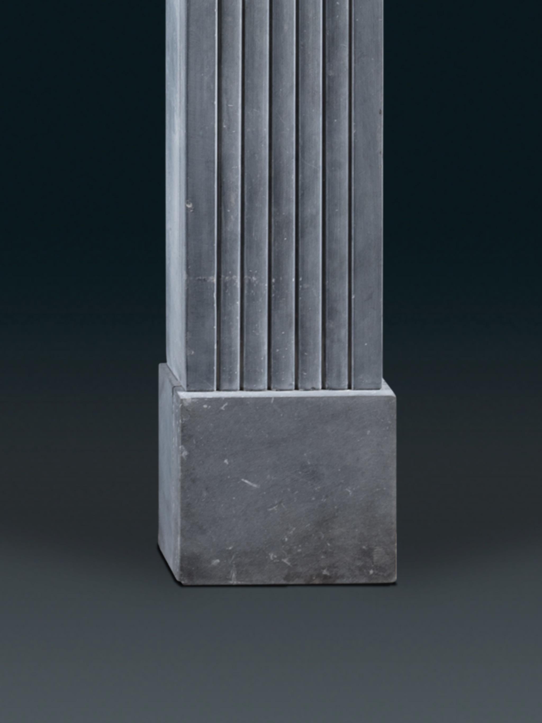 Una de un par de chimeneas idénticas de piedra caliza azul de la Regencia siglo XIX en venta