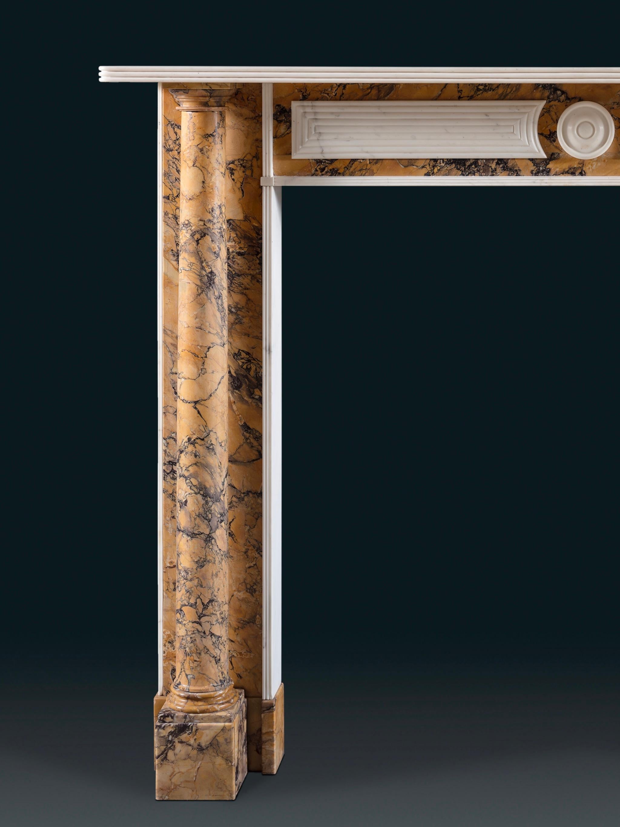 Regency Paire de cheminées à colonnes de la Régence irlandaise, Sienne et marbres statuaires en vente