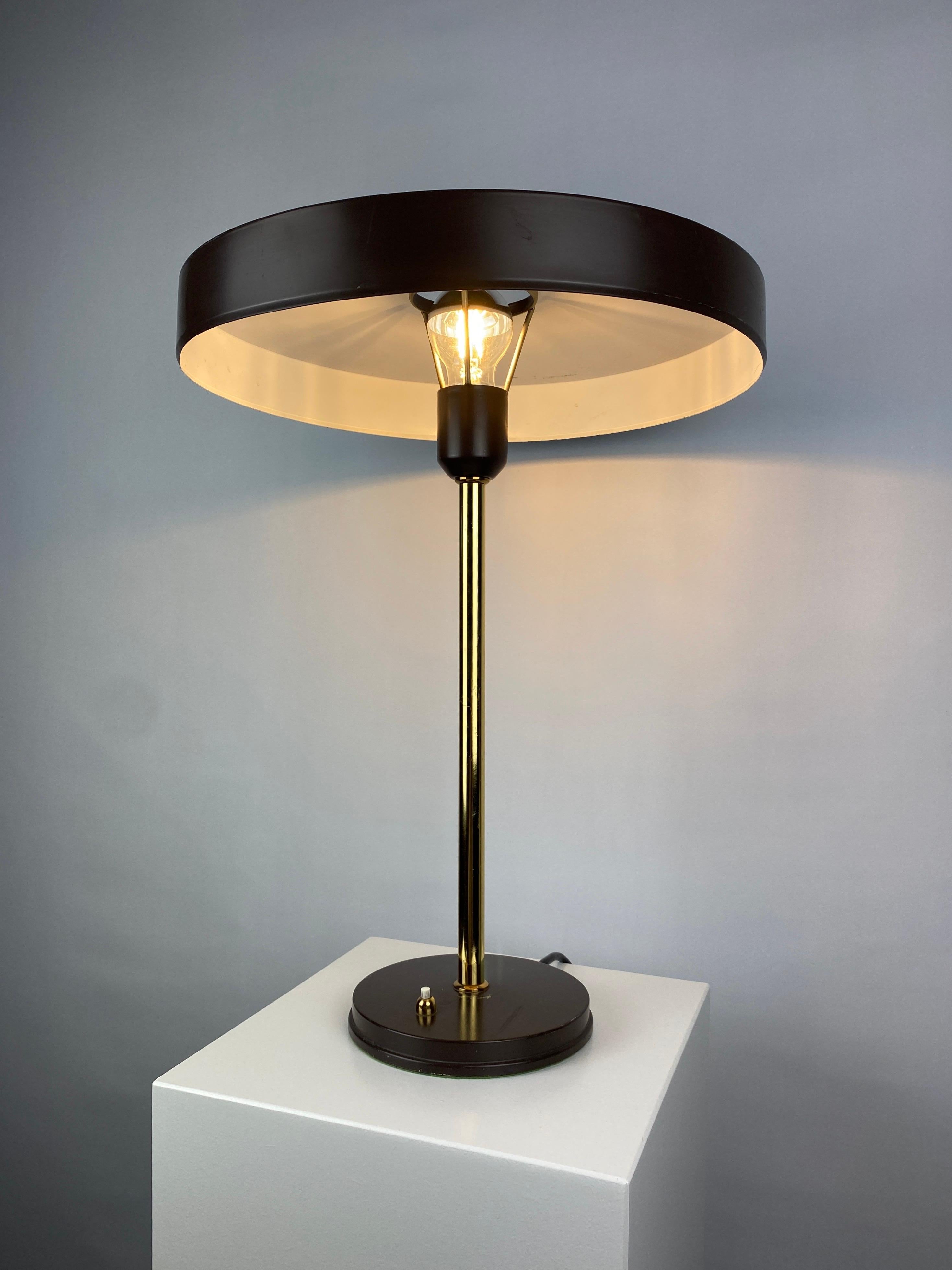 Un superbe design de Louis Kalff pour Philips, intitulé Timor 69 Desk Lamp. Il a été fabriqué entre 1970 et 1980. Cette version est en marron et or, et possède un abat-jour en forme d'ovni avec un trou au milieu pour une lampe à miroir en