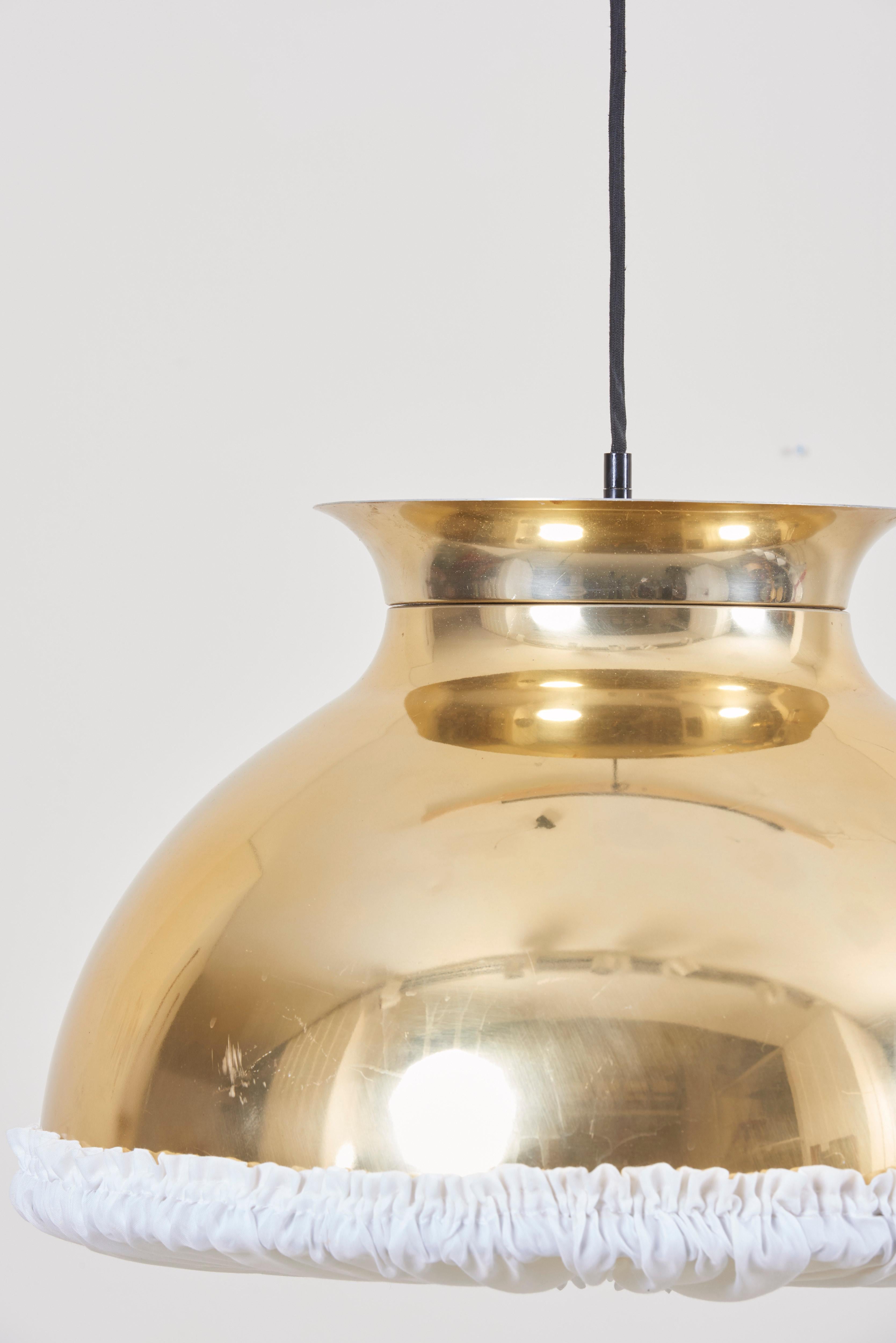 Fine XX secolo Una delle otto enormi lampade a sospensione in ottone con tessuto in vendita
