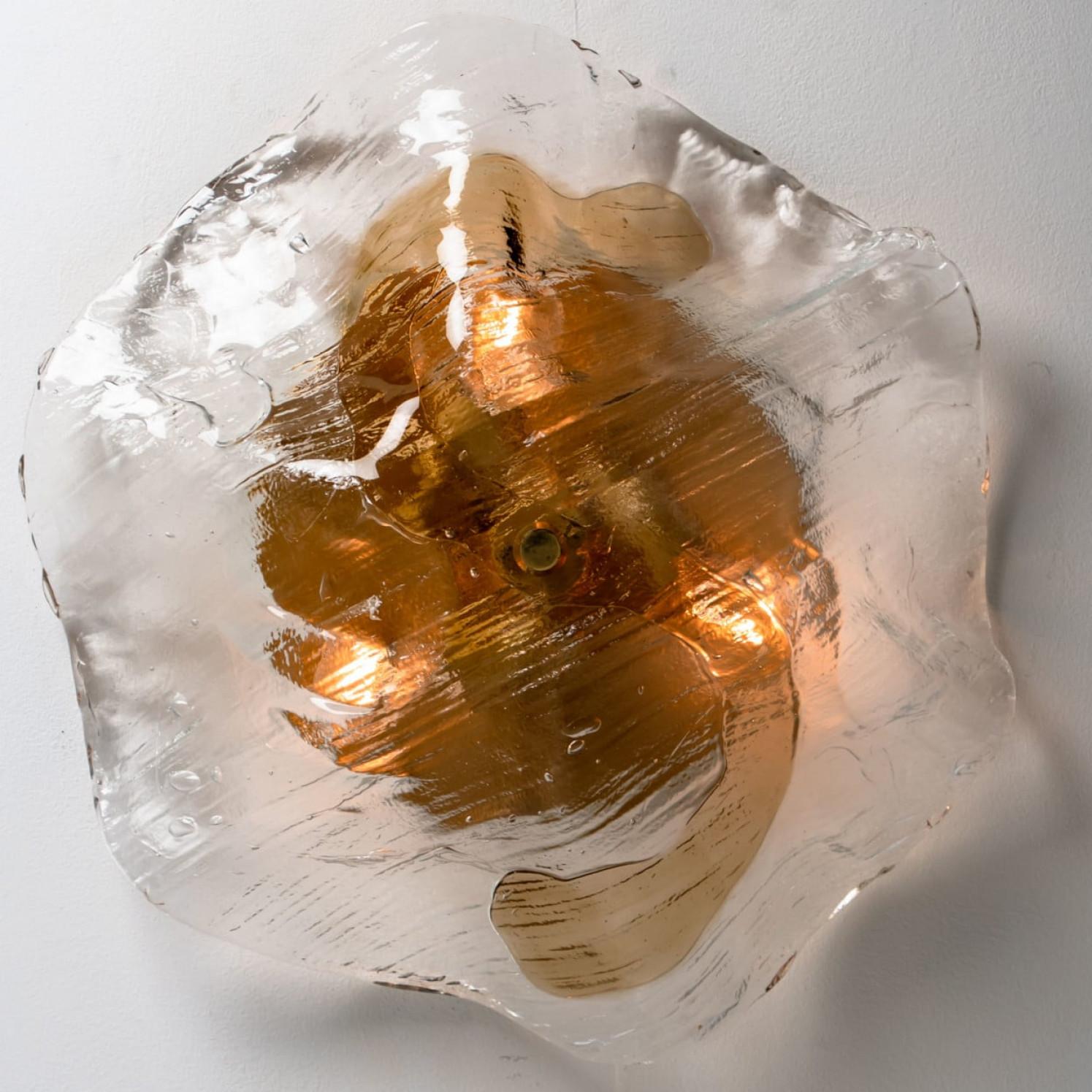 Metà XX secolo Uno dei cinque J&T. Kalmar Franken, lampade da parete a incasso in marrone e trasparente, 1960 in vendita