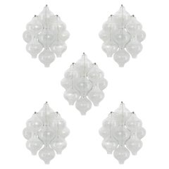 Uno de los tres apliques Kalmar "Tulipan", latón con cristal burbuja, años 70