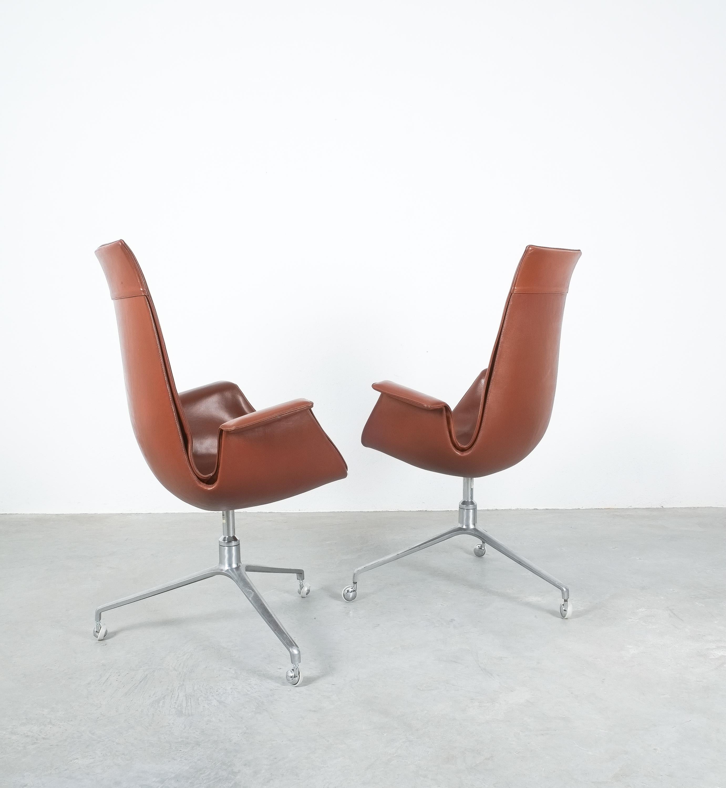 One of four brown high back swivel bird desk chairs by Fabricius and Kastholm FK 6725

Original vintage cognac- chocolate brown leather desk chairs (seat height 19.29