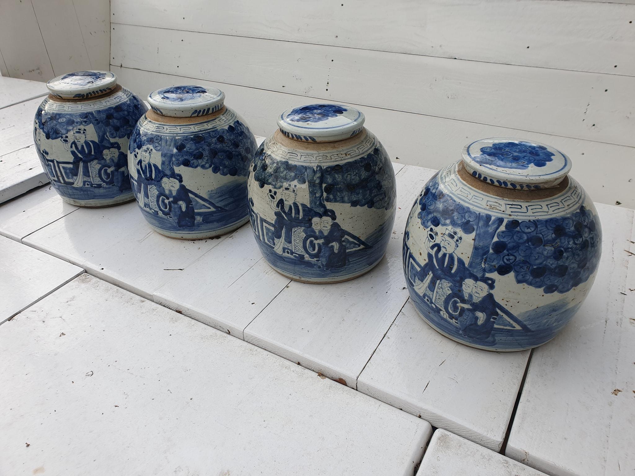 One of Two Chinese Porcelain Glazed Figural Ginger Jars with Lids, 19th Century en vente 1